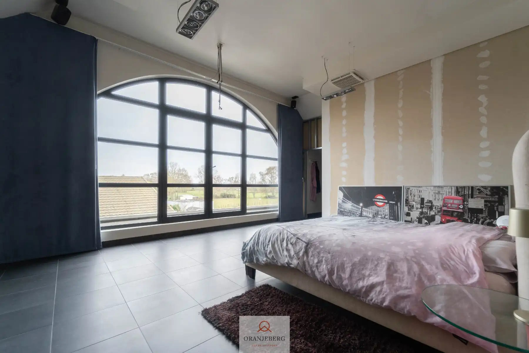 Magazijn met kantoor en woonst foto 16