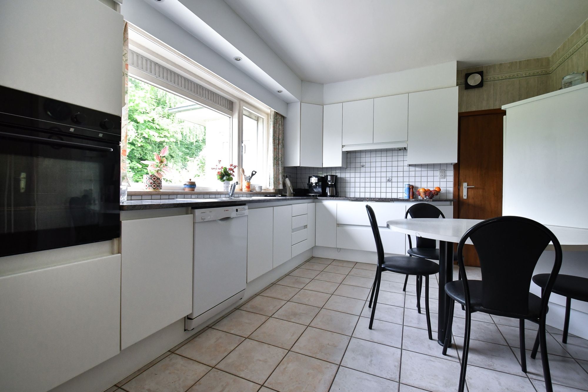 Goed onderhouden statige woning op een perceel van 970m² foto 11