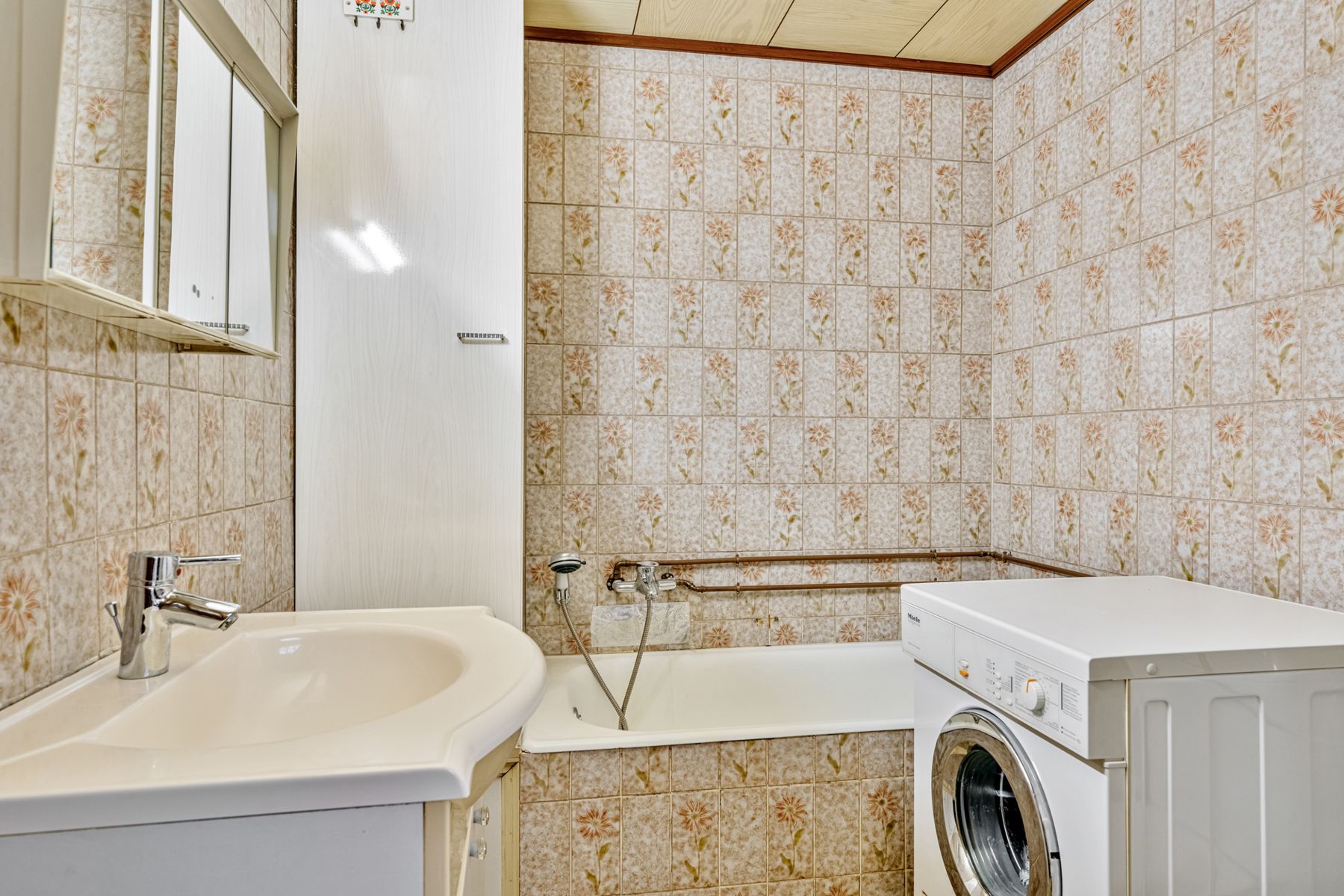 Rustig gelegen te renoveren starterswoning! foto 9