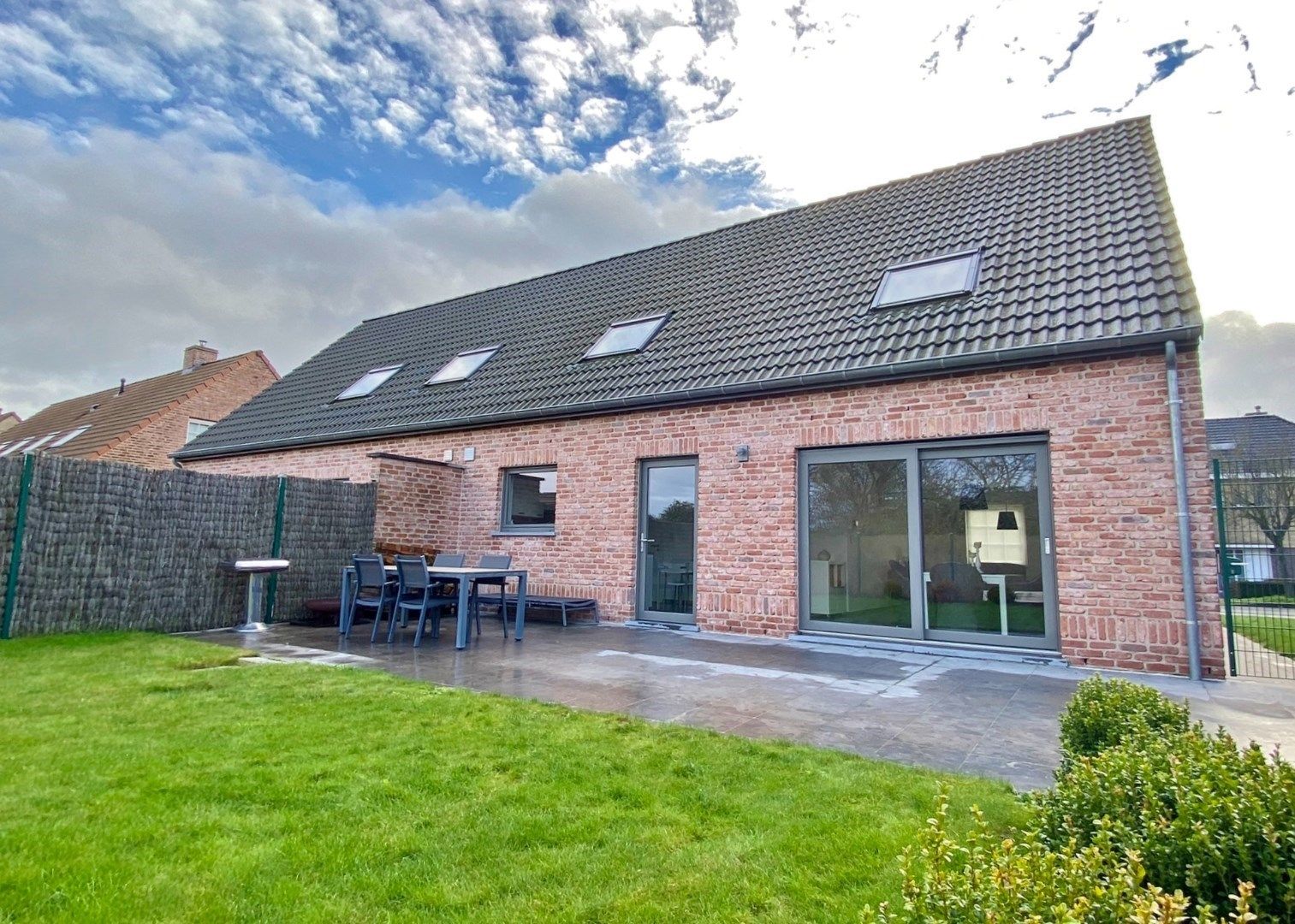 Recente halfopen woning met tuin, garage en tuinhuis  foto 18