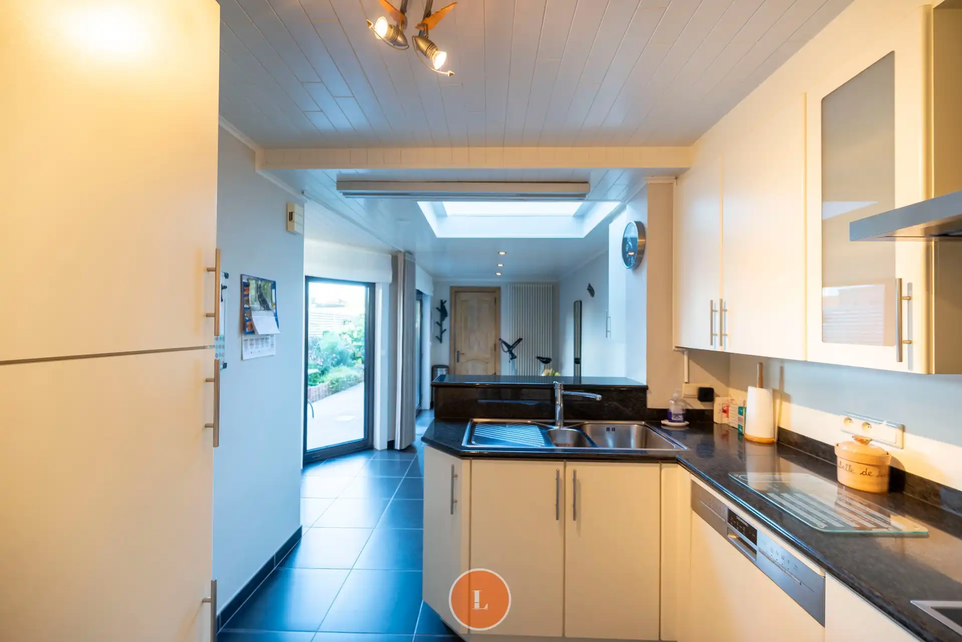 Goed onderhouden instapklare woning met garage foto 3