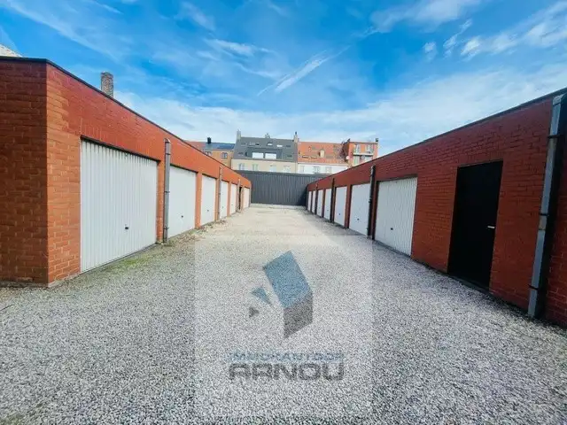 Garagebox in het centrum foto {{pictureIndex}}