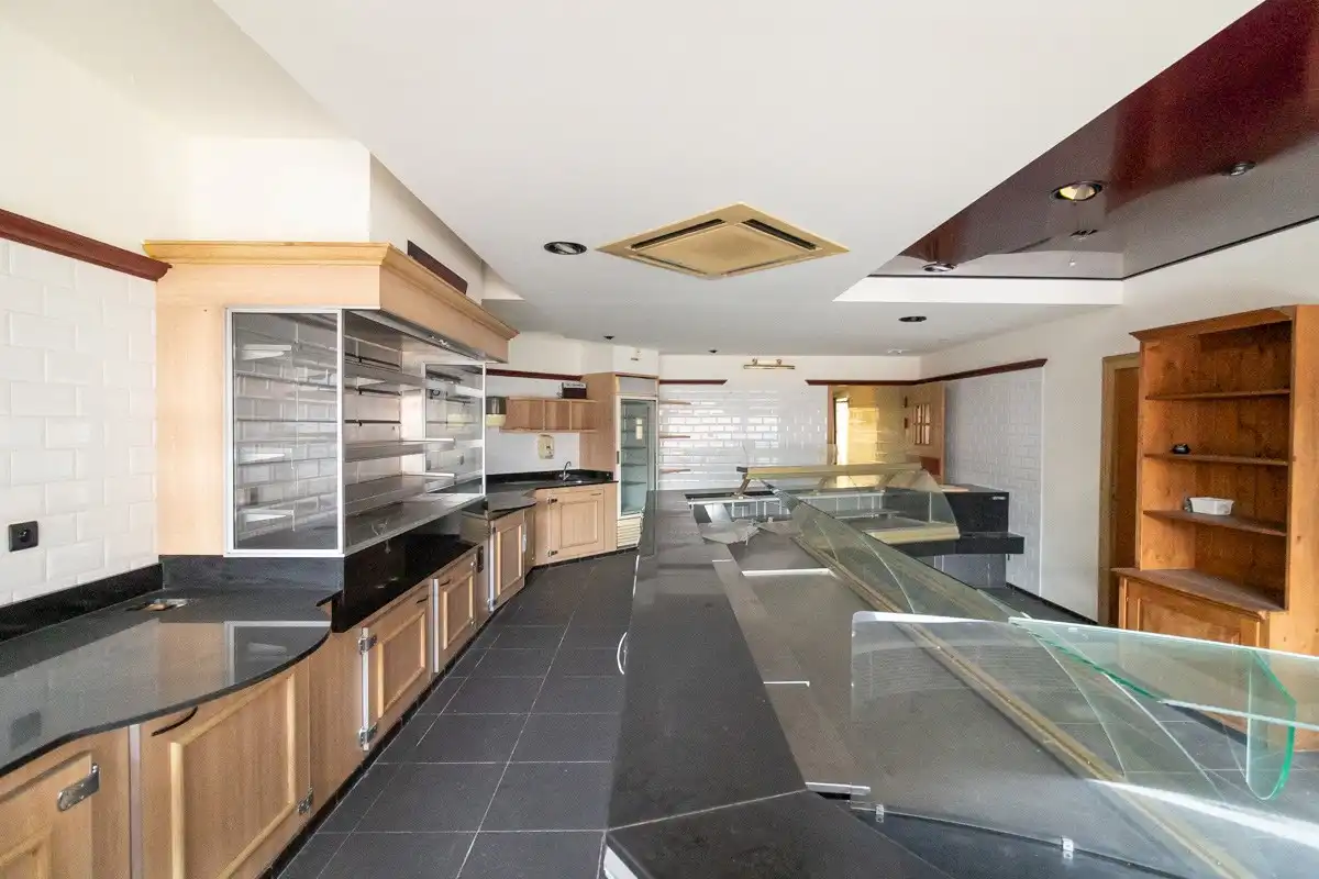 Ruime handelspand van 209m² met garage in hartje van Paal  foto 3