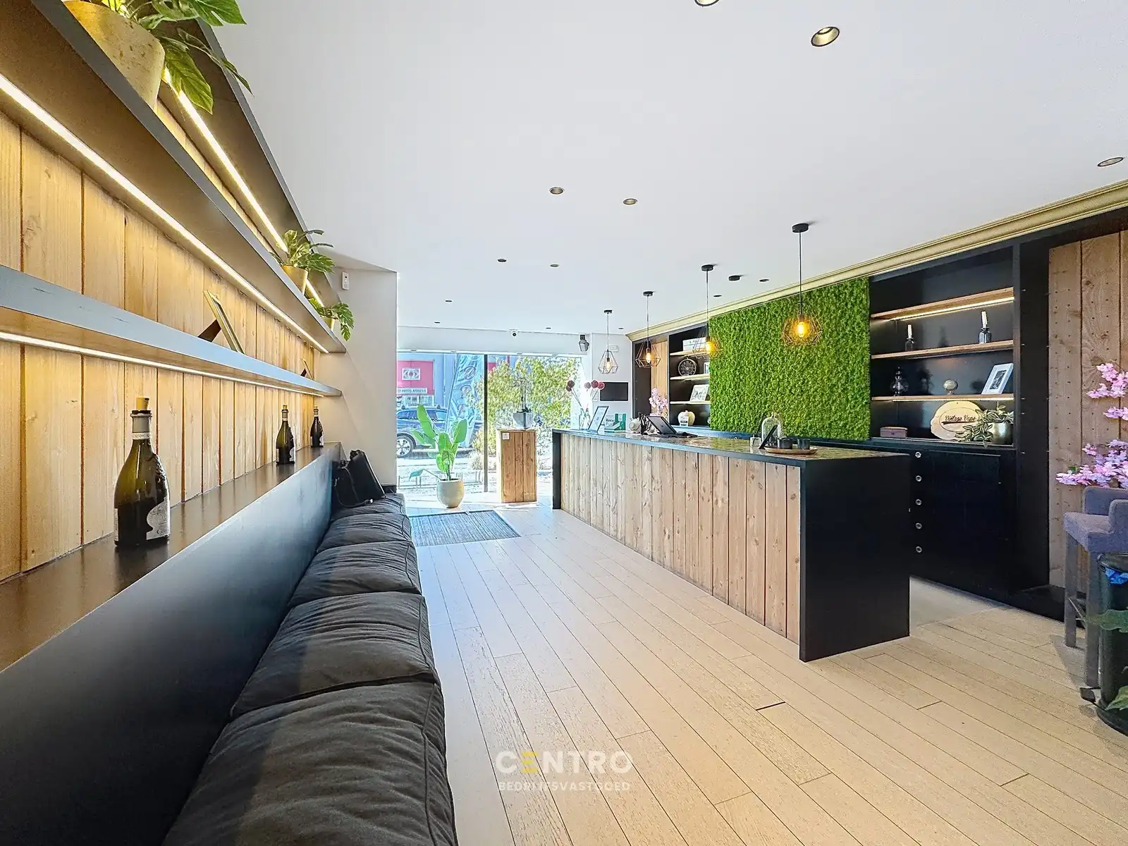 Instapklaar HANDELSPAND te koop met MAGAZIJN (stockage of parkeerplaatsen) en ruim APPARTEMENT (3 slpkms) langs dé Maalse Steenweg te Brugge (Sint-Kruis) foto 5