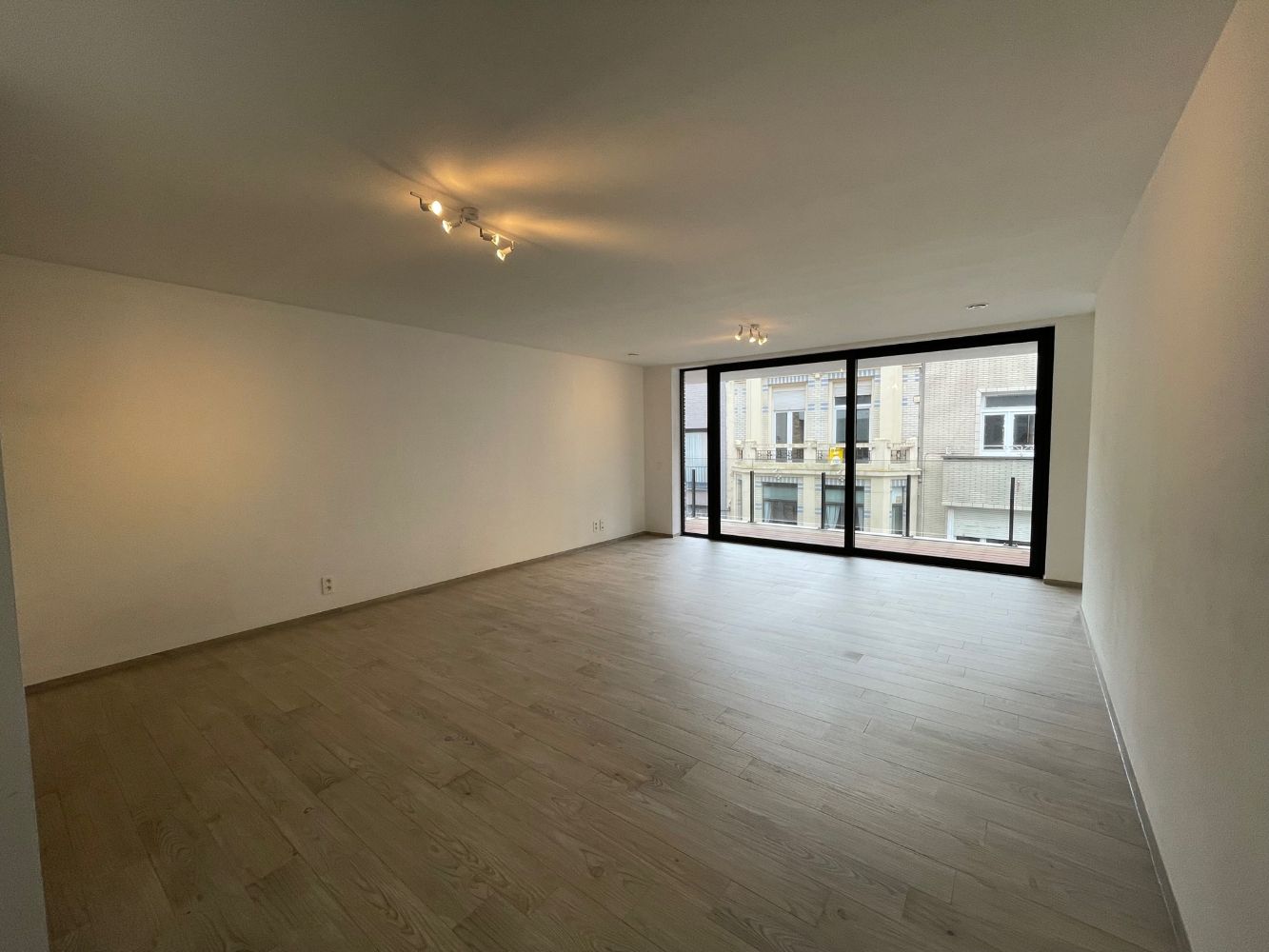 Mooi instapklaar appartement op het tweede verdiep met zicht op het pittoreske kerkplein. Midden in het commercieel centrum en op wandelafstand van de zee. foto 3