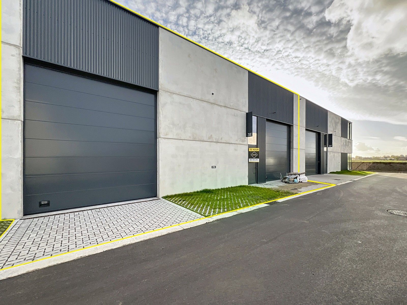 Nieuwbouw KMO-unit (457m²) met 2 hoge sectionaalpoorten en 3 private parkeerplaatsen op "Clarysse Business Park" te PITTEM! foto 3