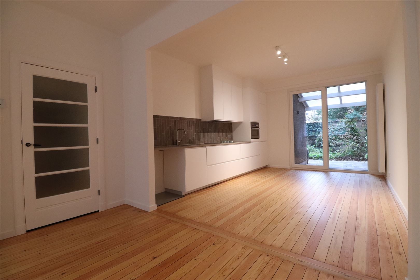 Gelijkvloers appartement met tuin  foto {{pictureIndex}}