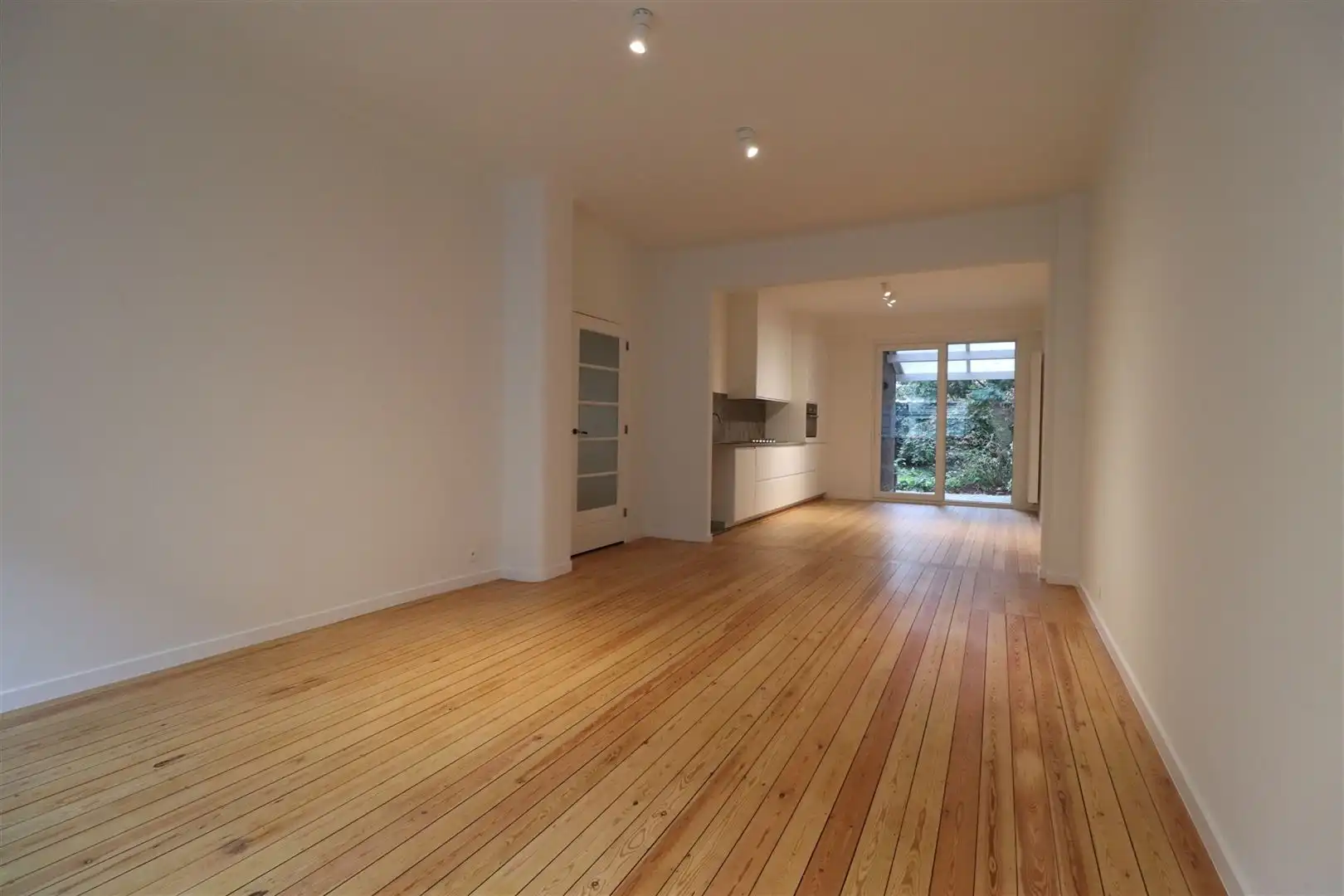 Gelijkvloers appartement met tuin  foto {{pictureIndex}}