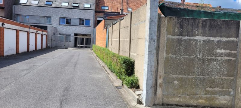 Roeselare-centrum. Op uitstekende ligging kan u deze recente garage terugvinden (NR 31).  Tussen Brugsesteenweg / Noordstraat / Gitsestraat.  Inrit via Gitsestraat 10. foto 4