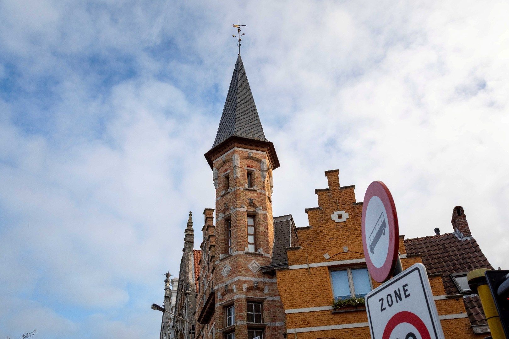 Iconisch neo-gotisch pand met uniek zicht op de Ezelpoort en het Stil Ende foto 24