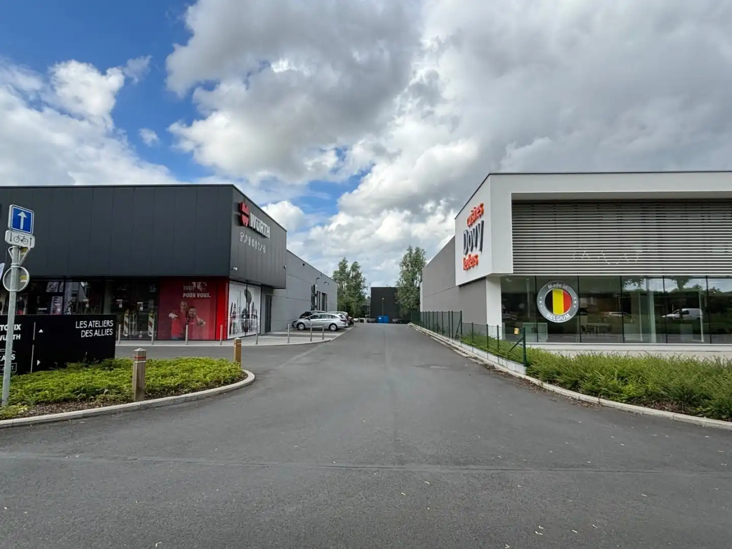 Recente KMO loods van 233m² met parking foto 5