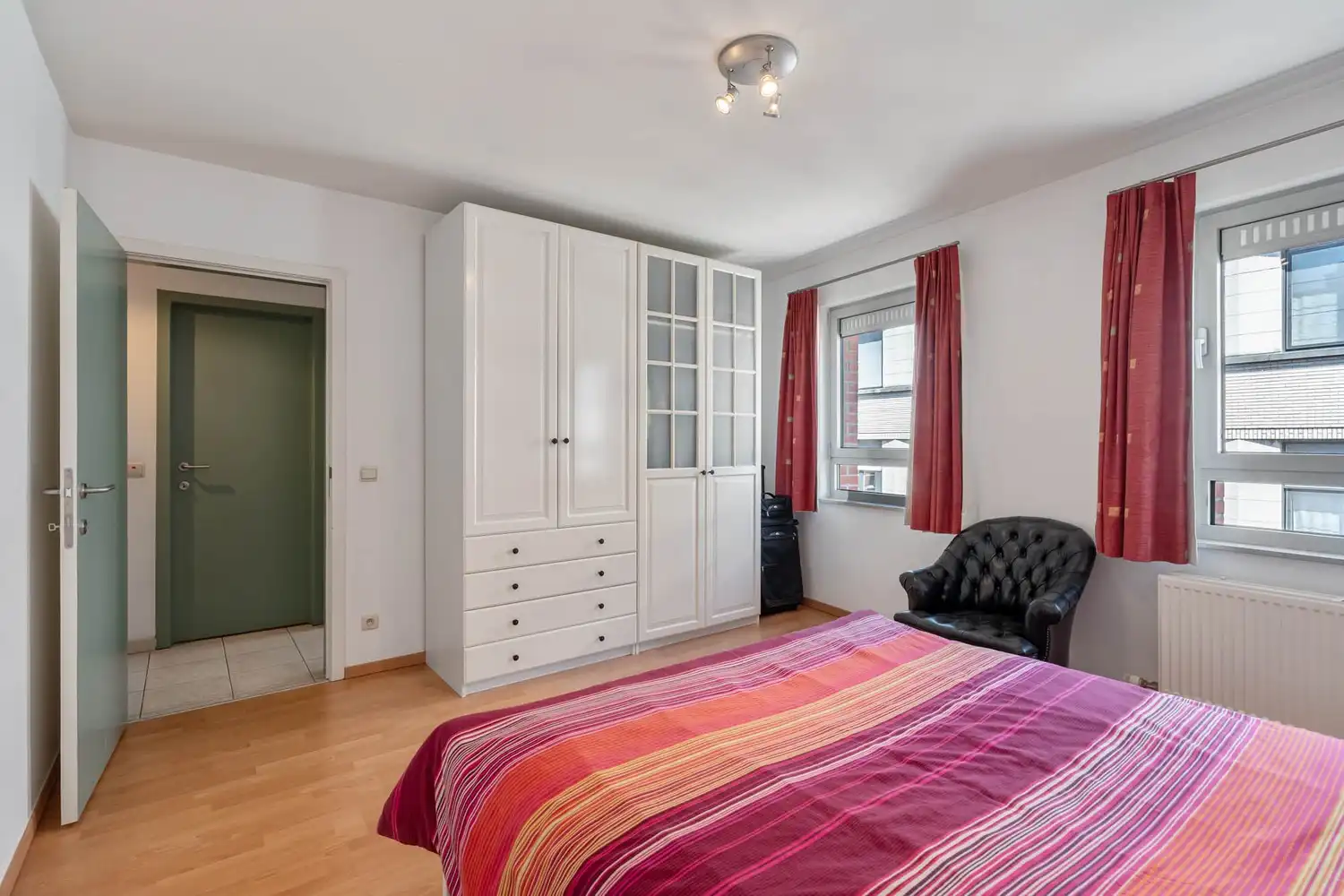 Ruim, lichtrijk en energiezuinig(A-label) appartement met 2 slaapkamers, een terras en de mogelijkheid tot aankoop van een autostaanplaats te centrum Leuven! foto 12