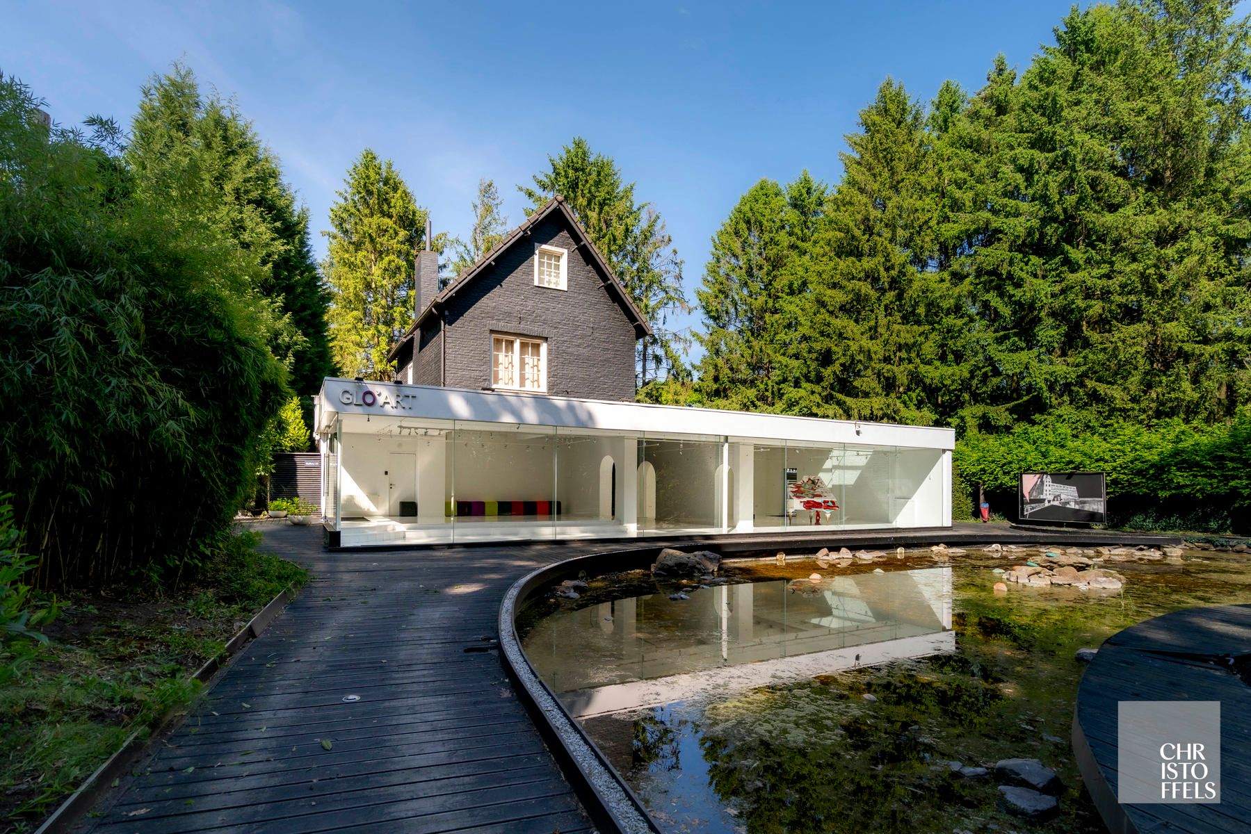 Hoofdfoto van de publicatie: Charmante  op te frissen villa met oprijlaan, verscholen in het groen op een perceel van 1.694m²