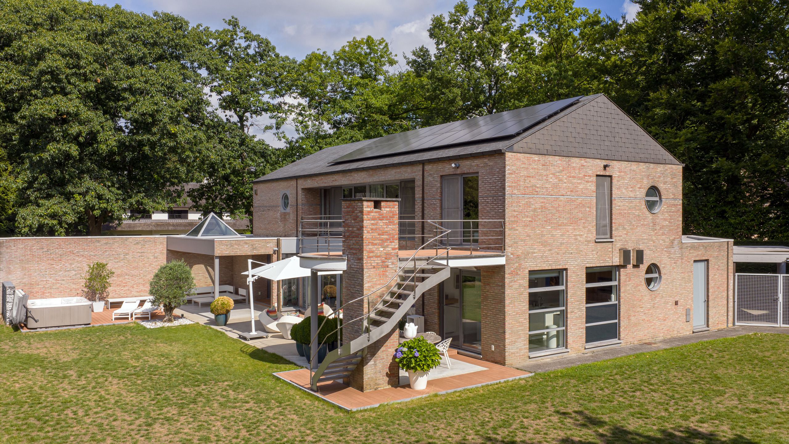 VILLA MET APARTE PRAKTIJK OF APART KANTOOR AAN HUIS (vrij beroep mogelijk!)  foto 3