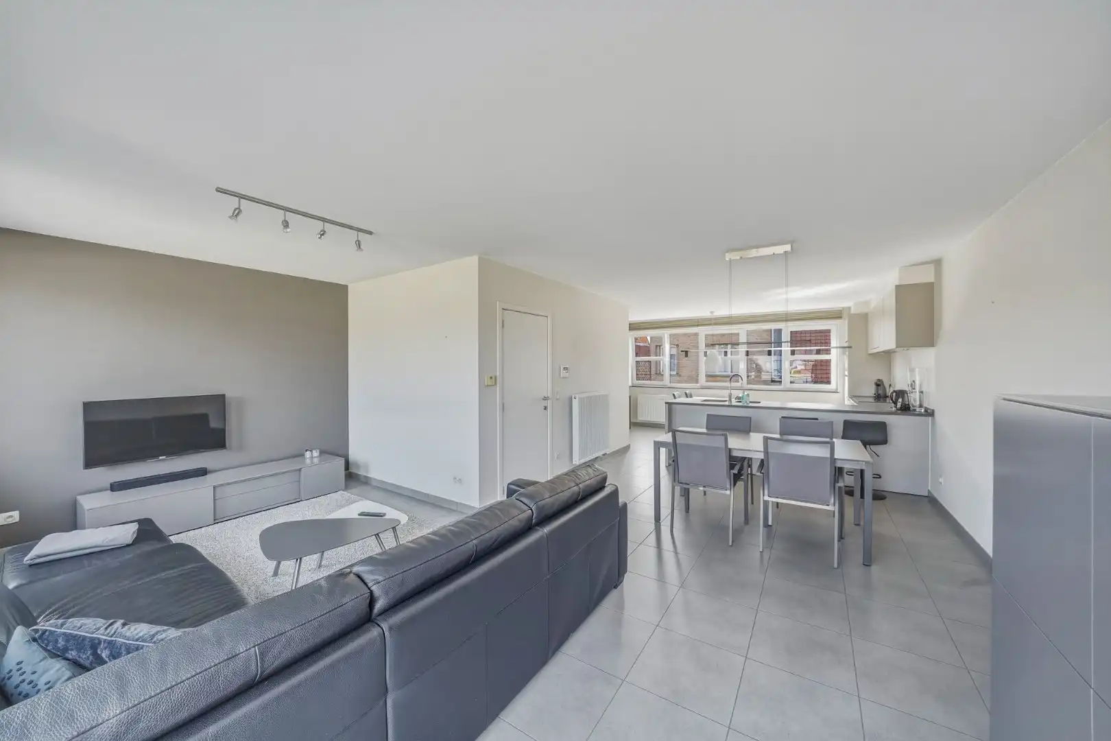Instapklare recente woning met zeer ruime garage en tuin in Oudenburg foto 5