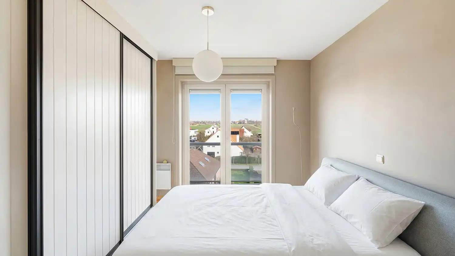 Zongericht ruim 2-slaapkamer appartement met prachtige open zichten foto 10