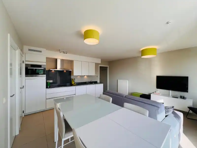 Luxueus appartement met breed terras en zijdelings zeezicht foto 2