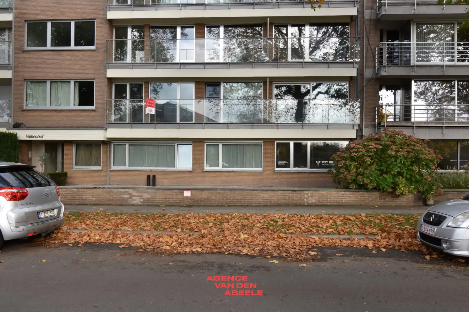 Uitzonderlijk breed appartement met 2 slaapkamers en terras foto 2