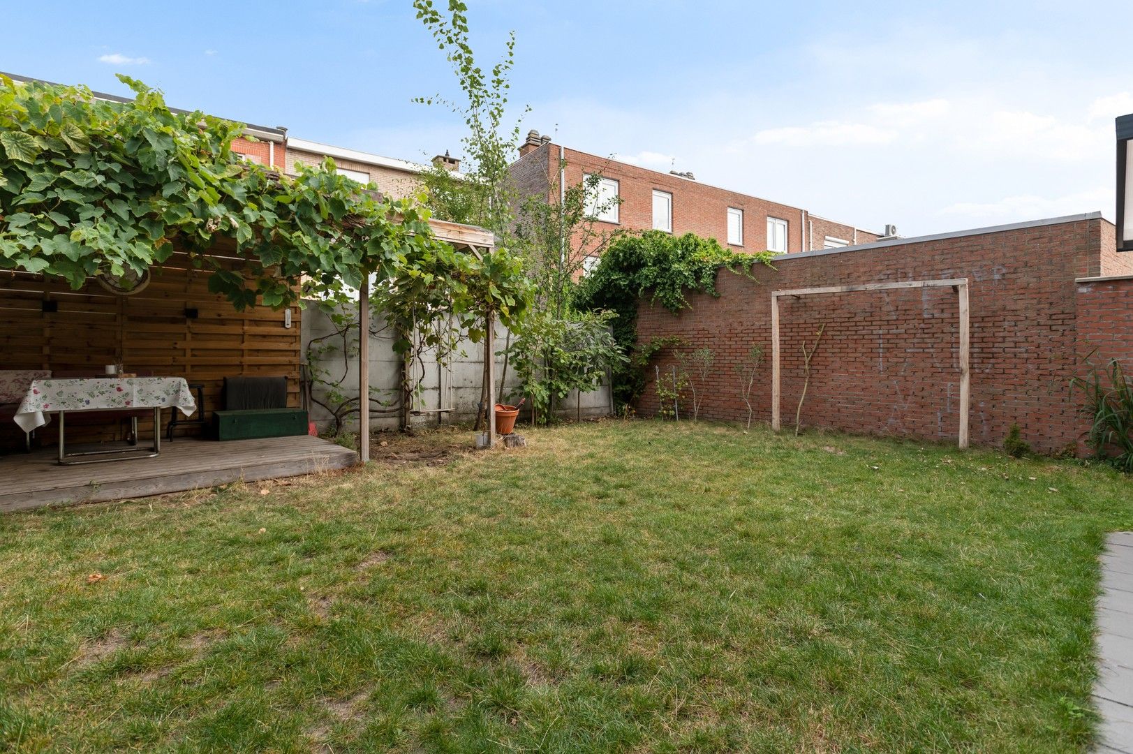 Ruime bel-étage met 4 slaapkamers en gezellige tuin foto 17