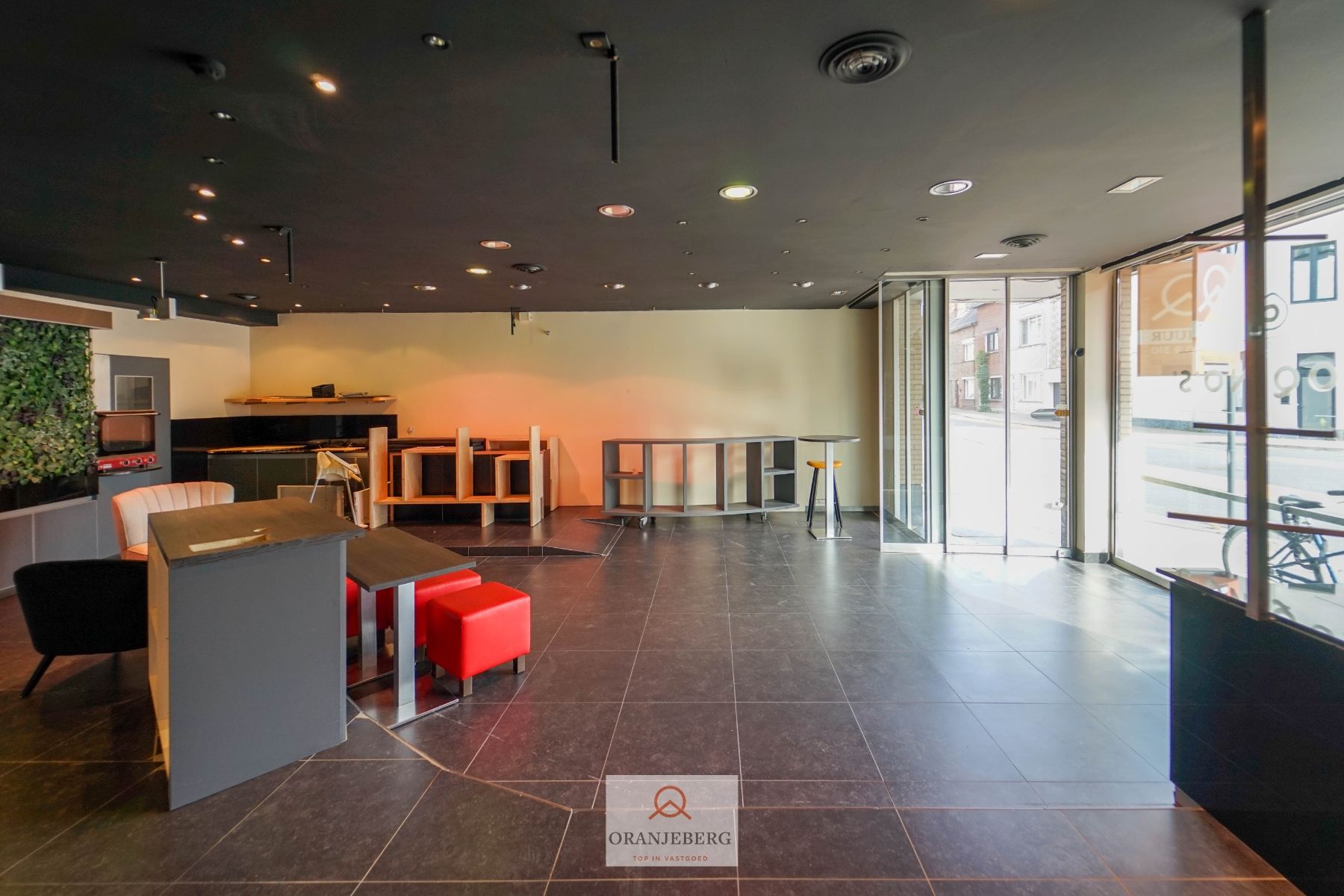 Volledig gerenoveerde winkelruimte + atelier met garage te huur in Gentbrugge foto 5