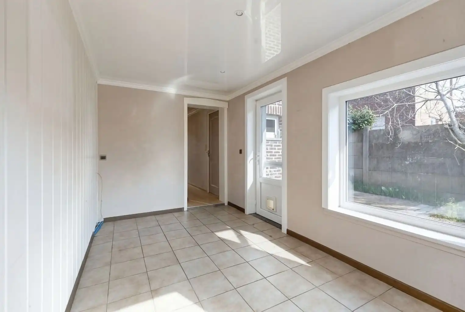 Charmante halfopen bebouwing met 3 slaapkamers, omheinde tuin en zonnepanelen, gunstig gelegen nabij het centrum van Maaseik. foto 13