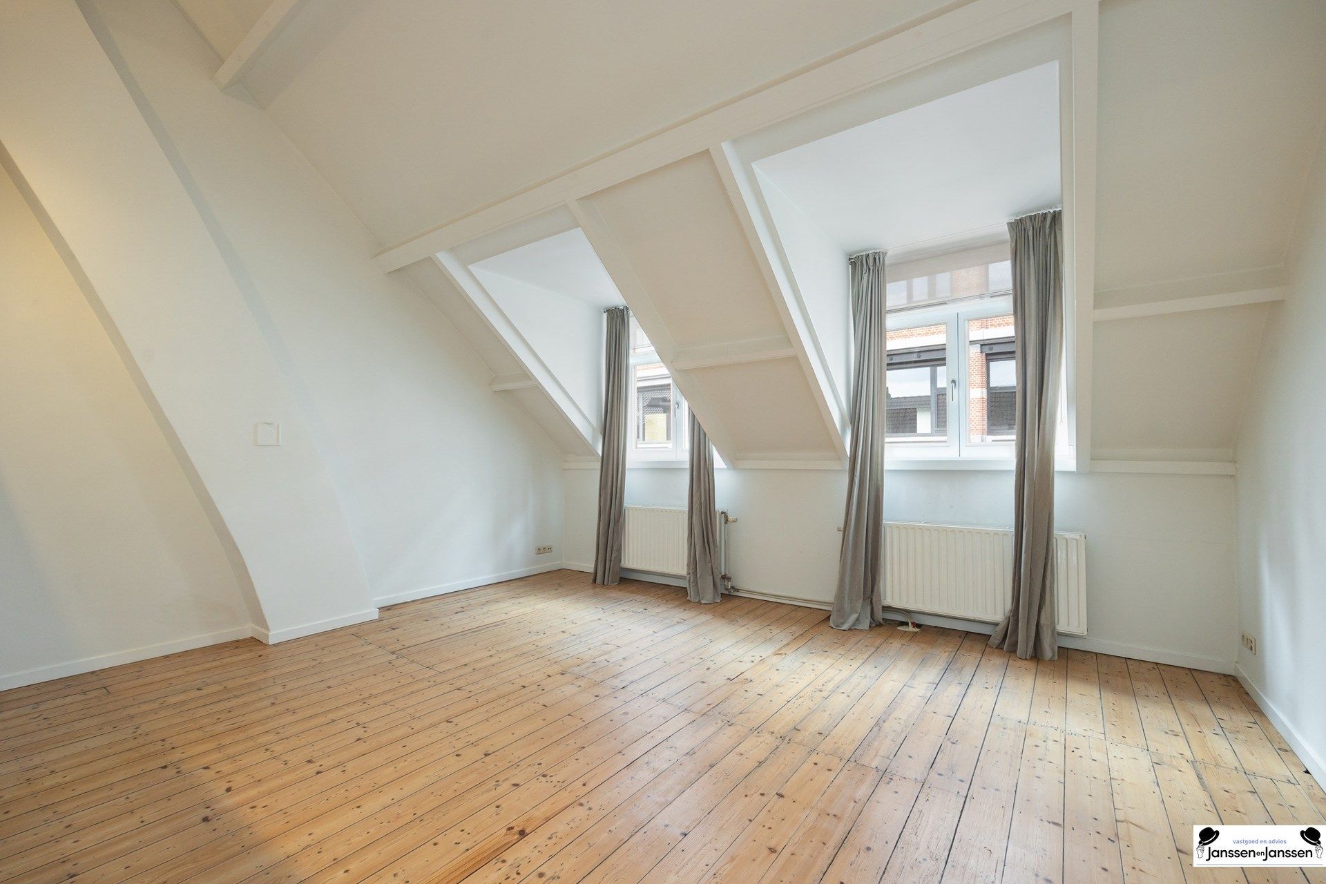 Gerenoveerd herenhuis met architecturale gevel  foto 24