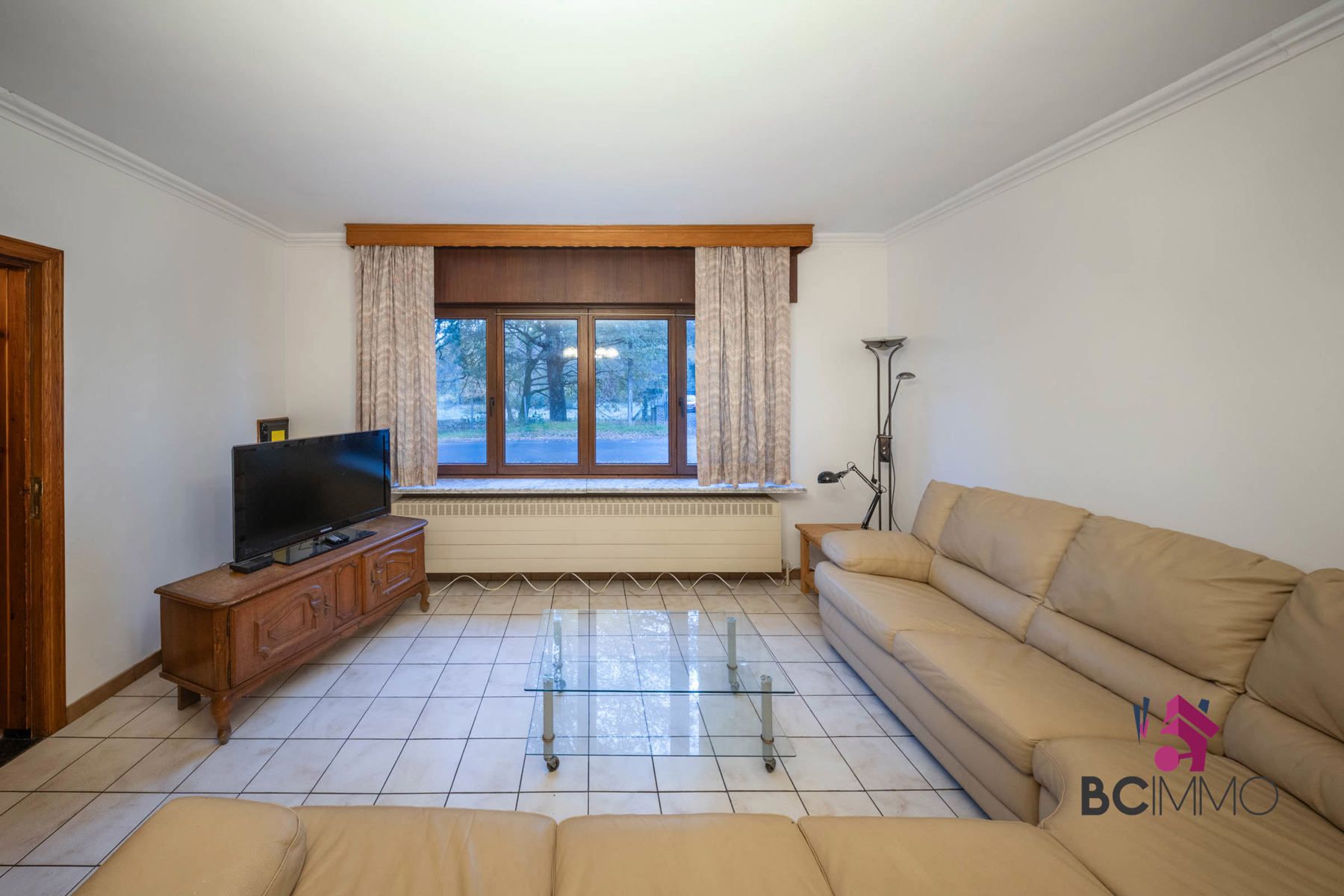 Ruime, tijdloze gezinswoning met 4 slaapkamers, grote tuin en garage en centraal gelegen in Genk foto 3