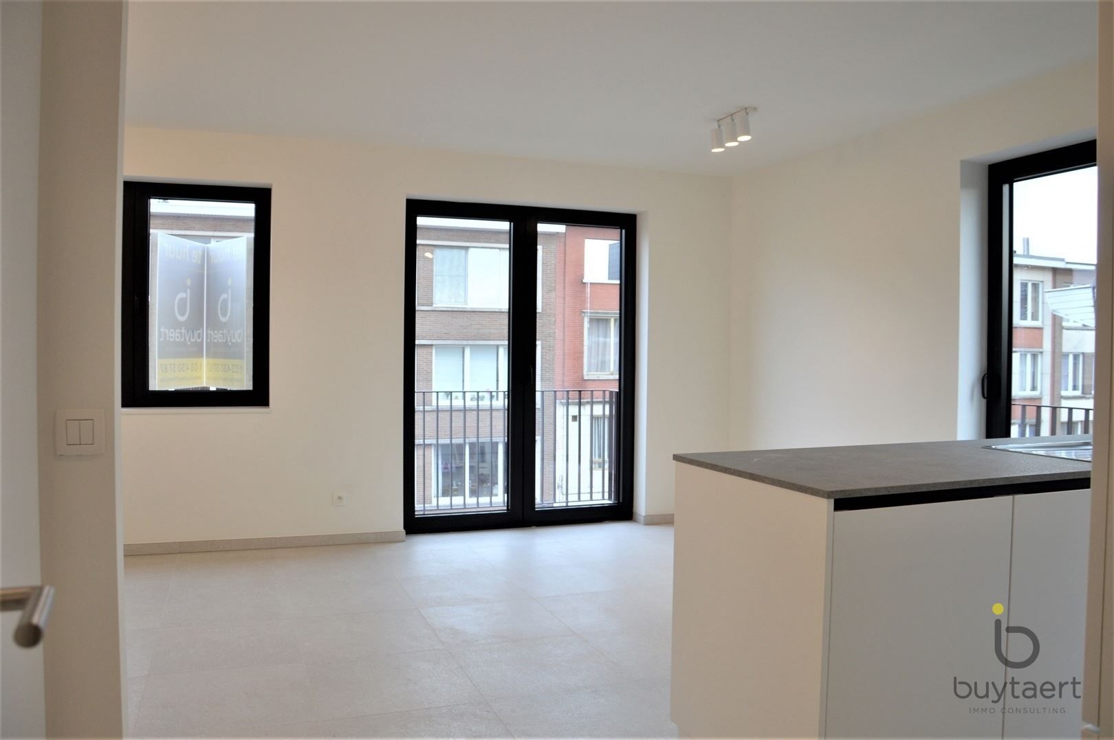 Recent appartement met twee slpks te Deurne. foto 2