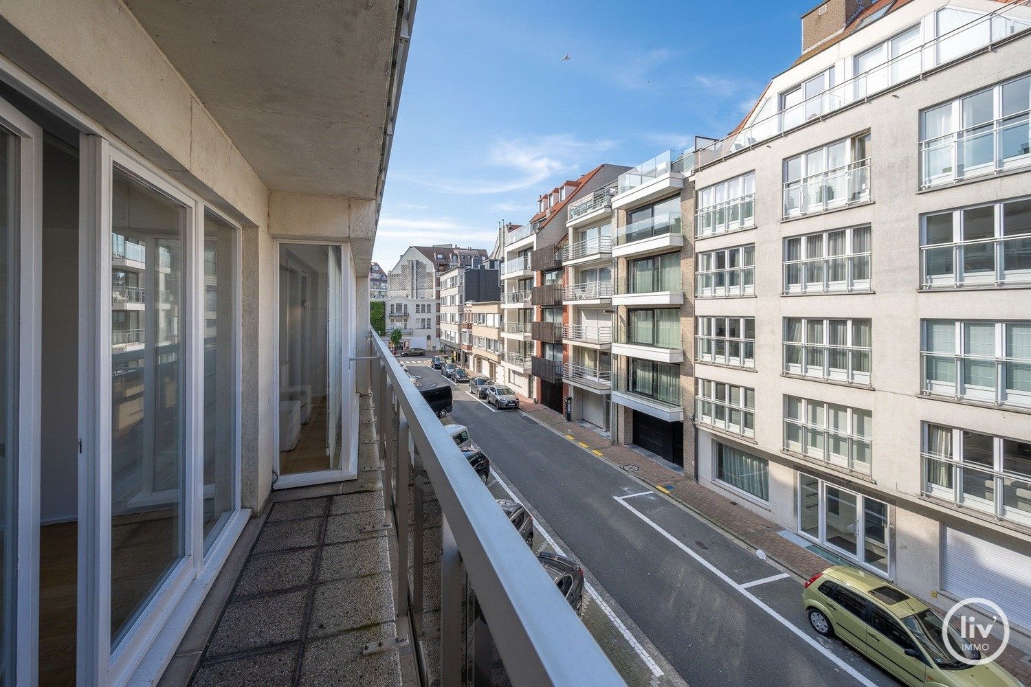 Ruim, instapklaar en gemeubeld appartement  met 3 slaapkamers zeer centraal gelegen vlakbij de winkels van de Dumortierlaan en de Lippenslaan. foto 19