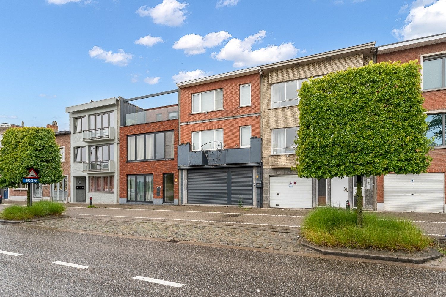 Ruime woning met (mogelijkheid tot) handelsgelijkvloers foto {{pictureIndex}}