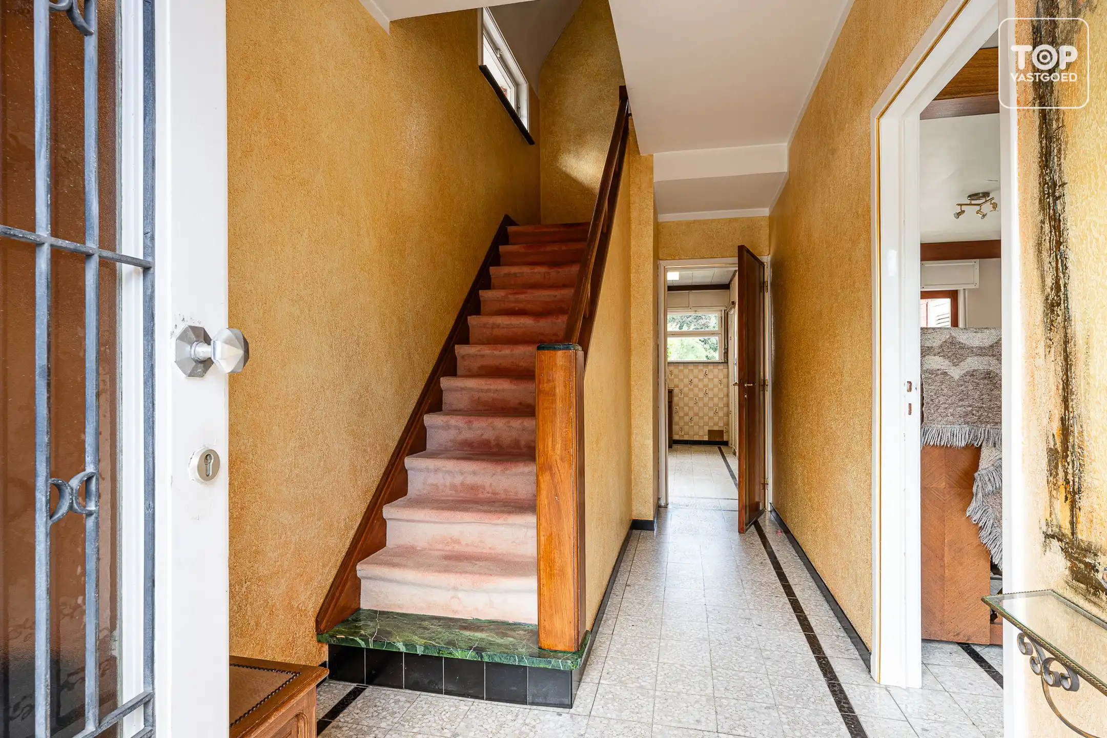 Te renoveren halfopen bebouwing met 3 slaapkamers, garage en ruime tuin op perceel van +-600 m² foto 2