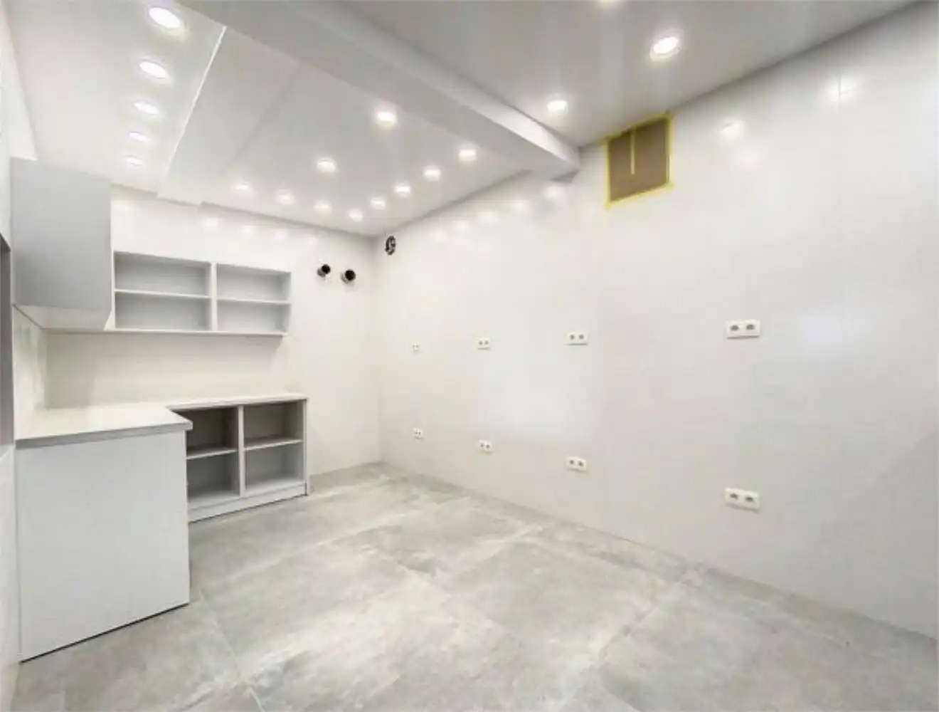 COMPLEET VERNIEUWD EN INSTAPKLAAR COMMERCIEEL GELIJKVLOERS foto 17