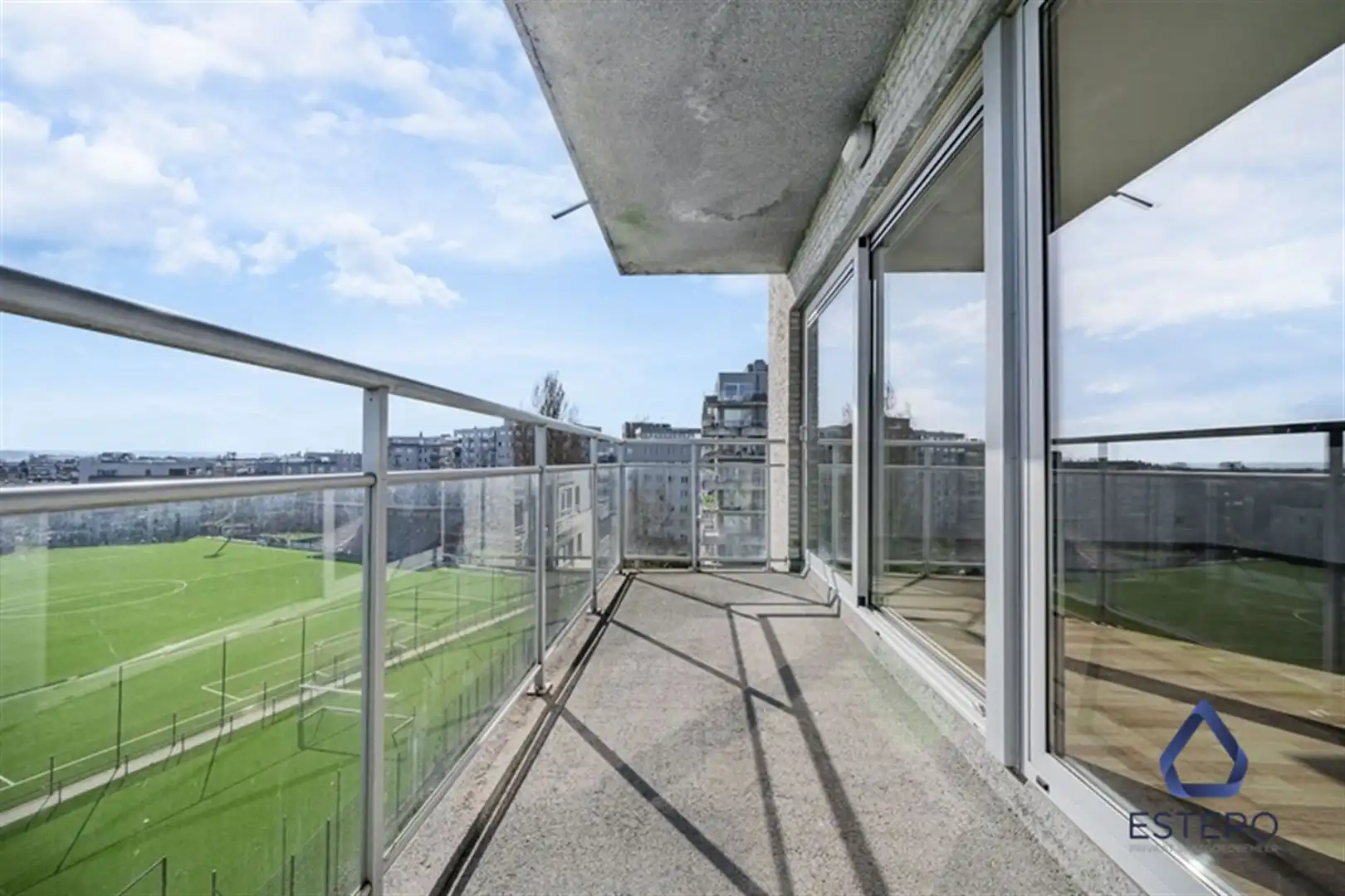Ruim 2-slpkappartement met terras en uitzicht op de stad foto 2