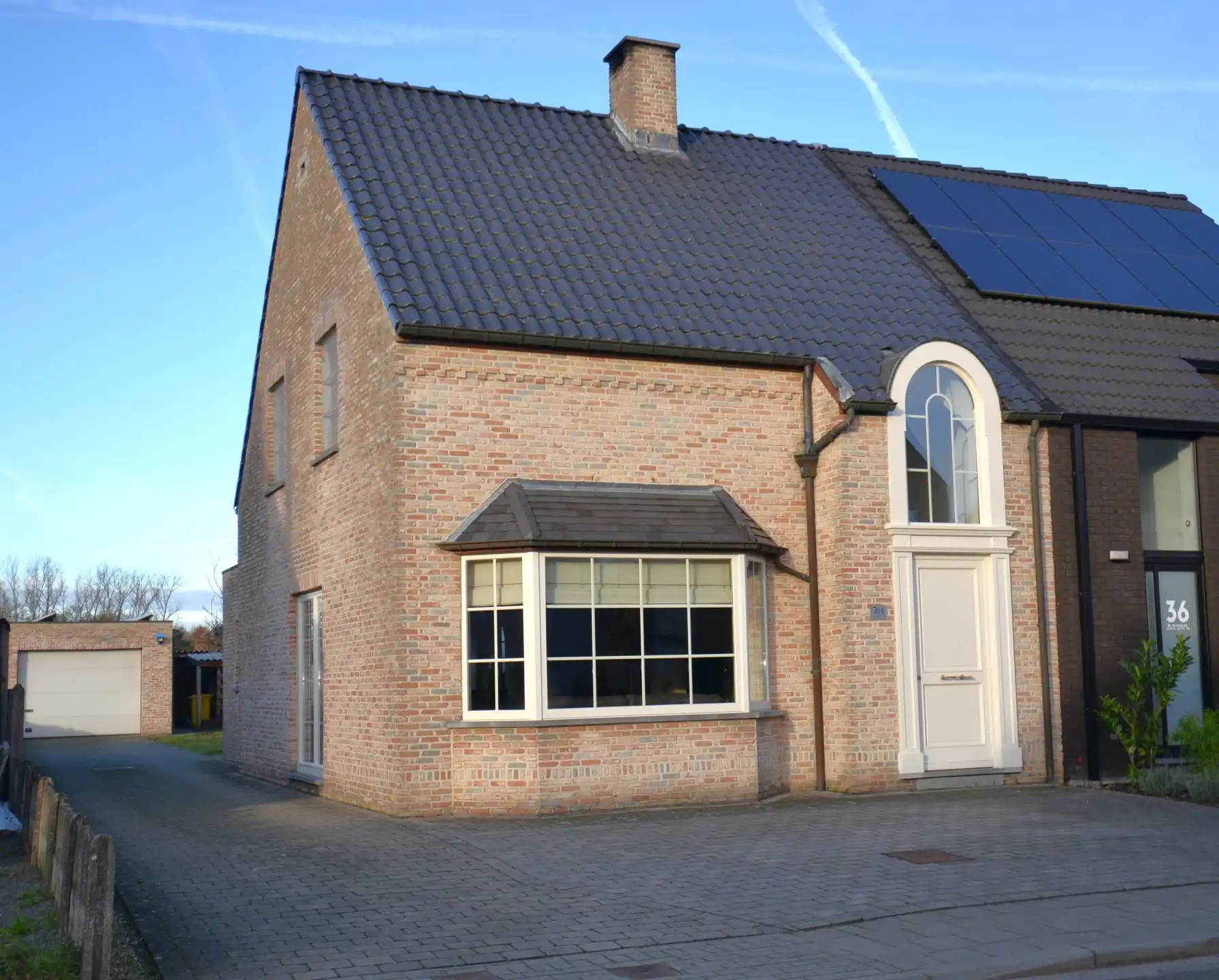 Leuke halfopen bebouwing met drie slaapkamers foto 2