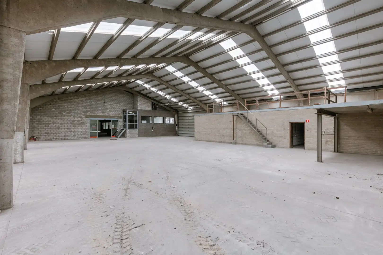 Industriegrond van 14.768 m² met bedrijfsgebouw van 3.025 m² te koop foto 6