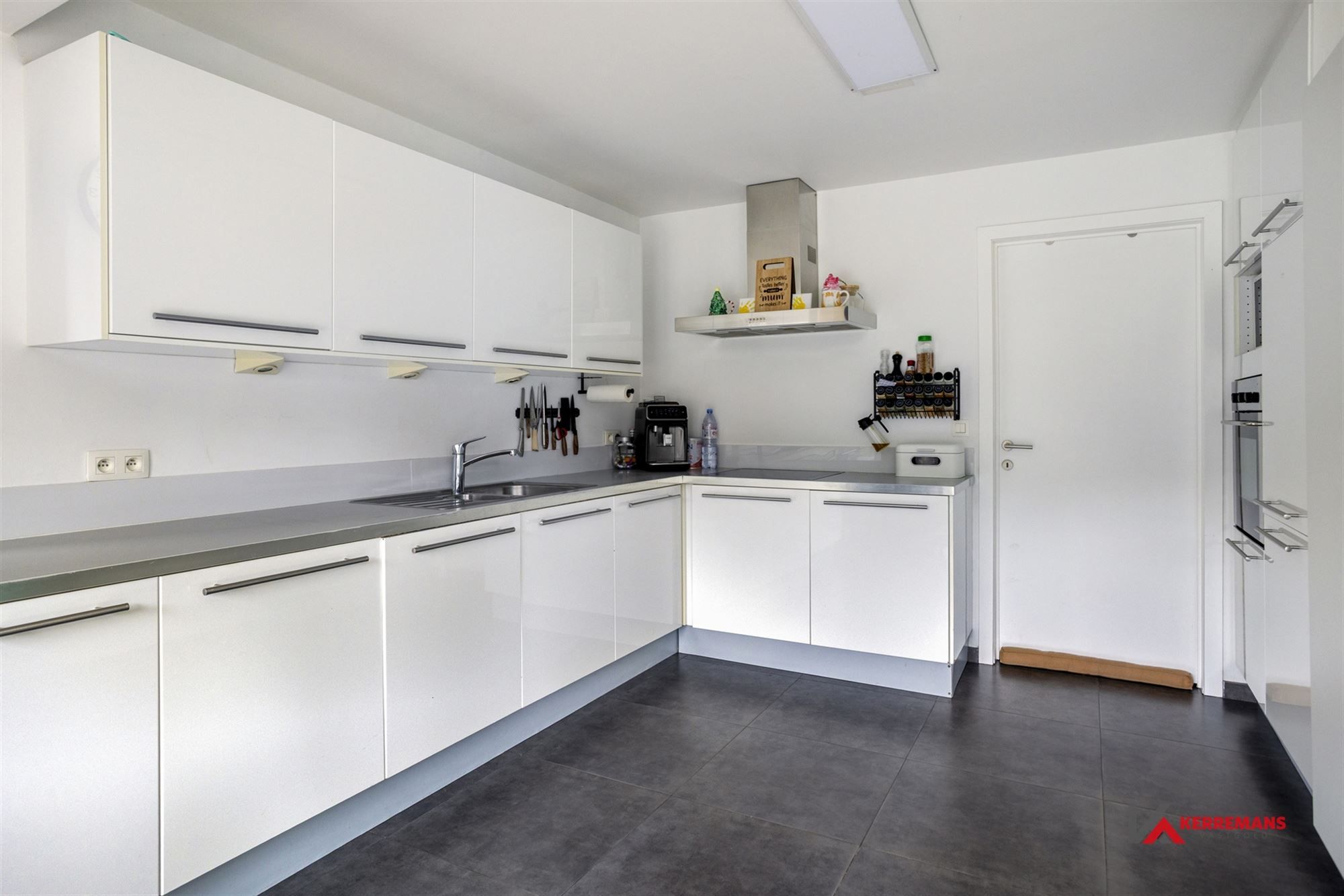 Instapklare woning met 4 slaapkamers , tuin en garage. foto 9