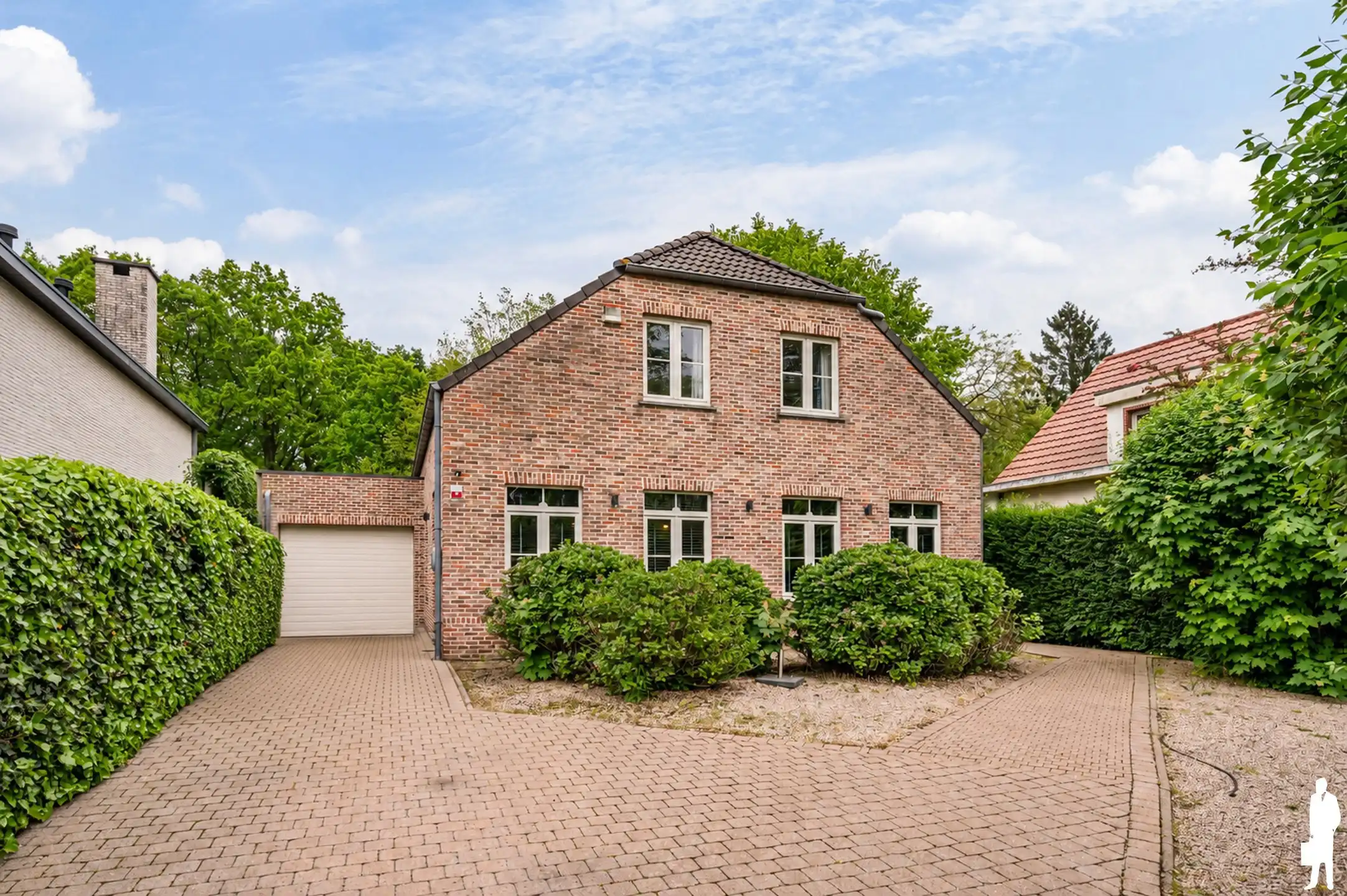 Verrassend ruime instapklare woning (2000) met prachtige, groene tuin met volwassen bomen en optimale privacy.  foto {{pictureIndex}}