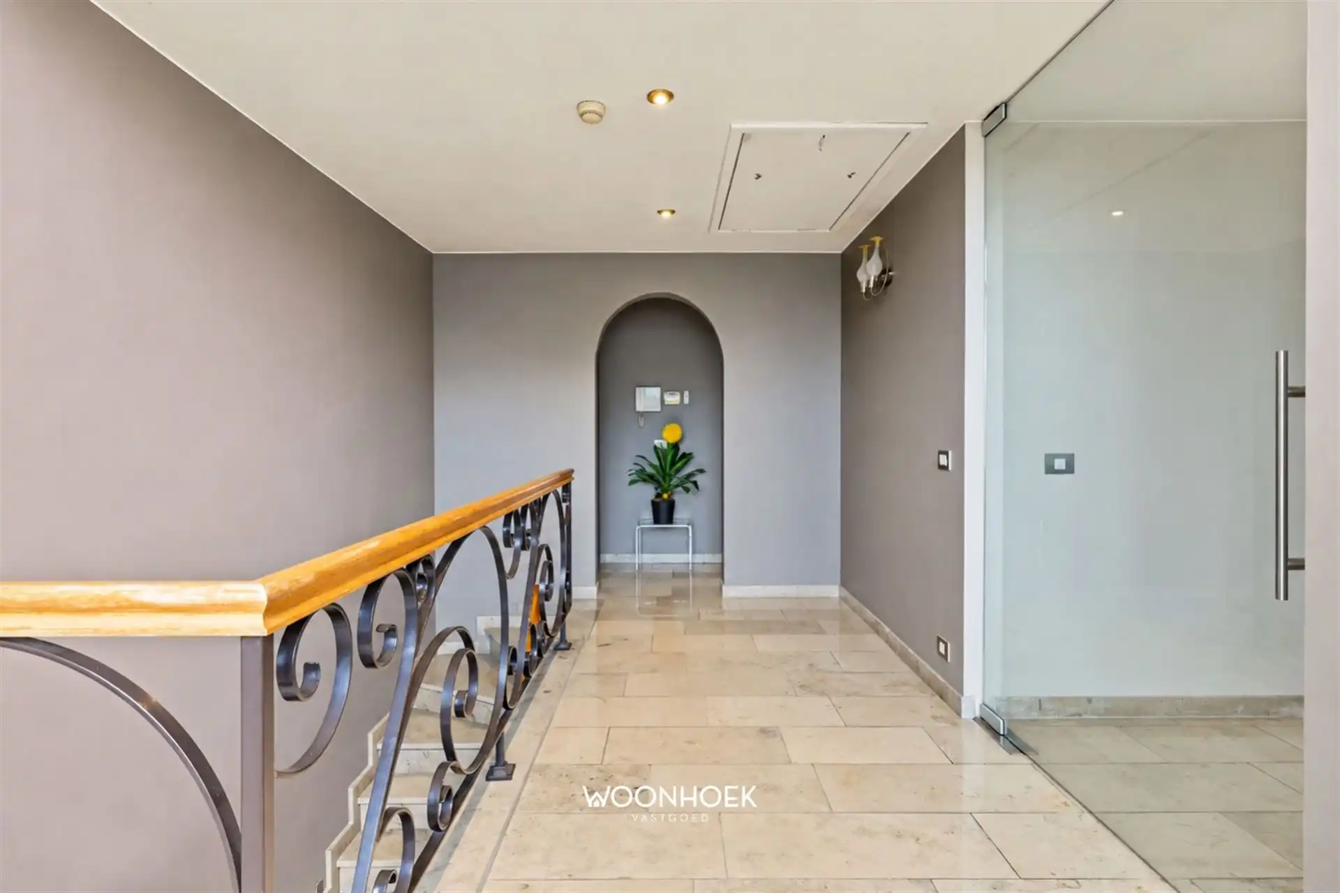 Exclusieve villa met panoramisch uitzicht en magazijn.  foto 32