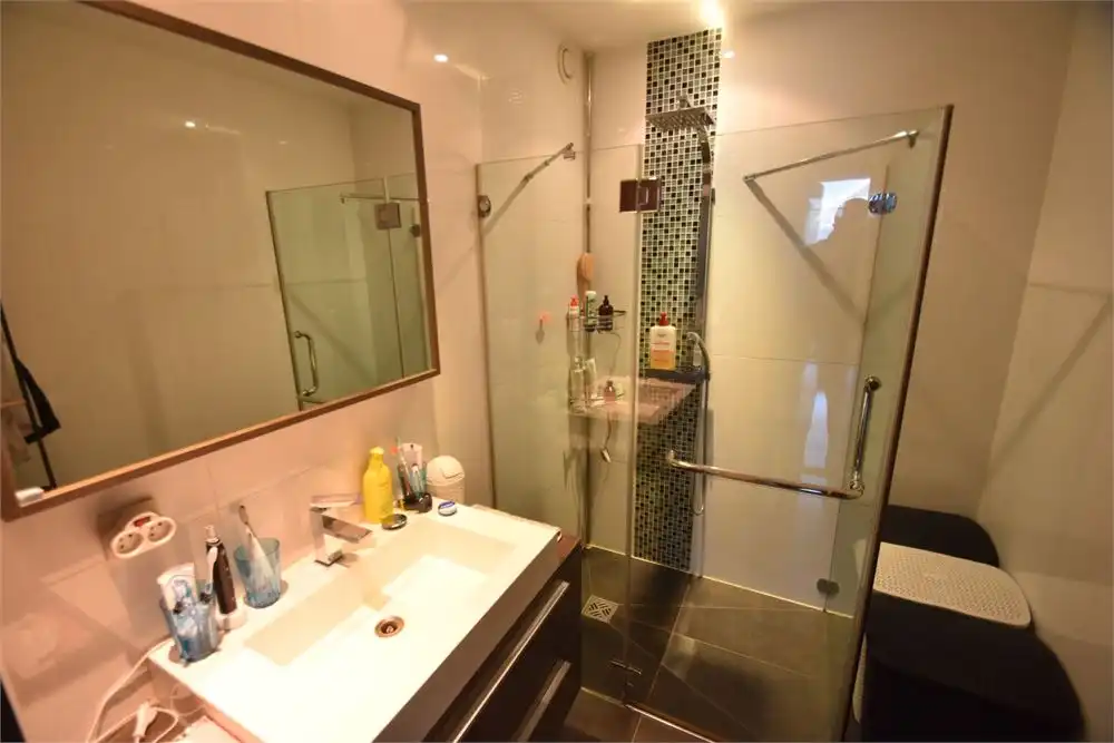 Modern ingericht gelijkvloers appartement foto 8