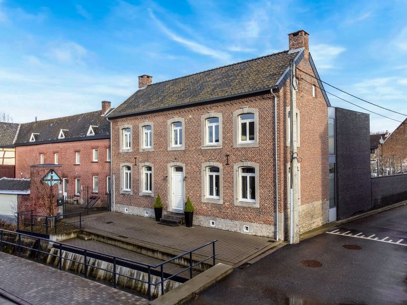 Prachtig authentiek herenhuis met ruime loods en garage in de Voerstreek! foto {{pictureIndex}}