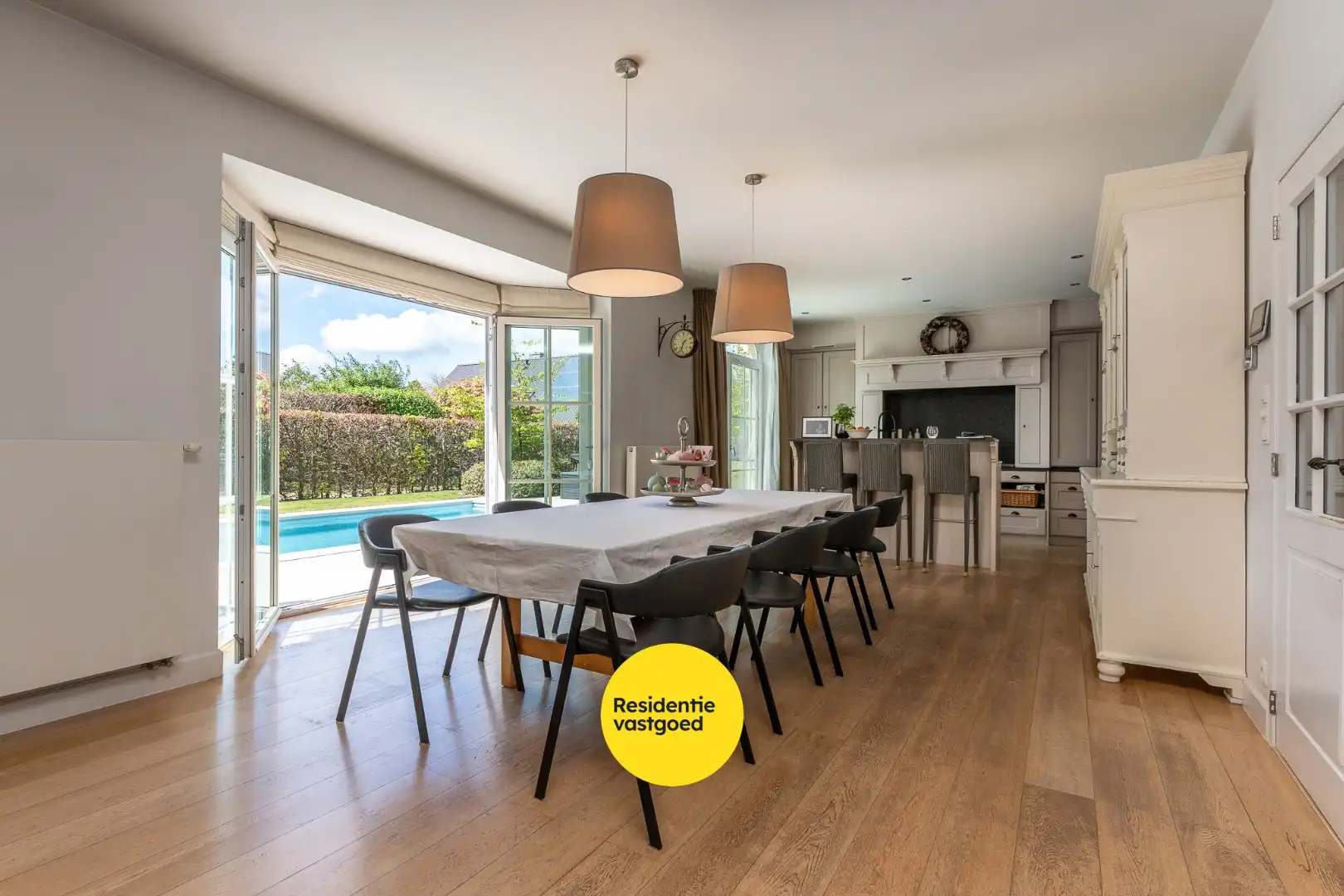 Exclusieve villa met zwembad en poolhouse in de nieuwe St-Annawijk te Sint-Andries foto 4