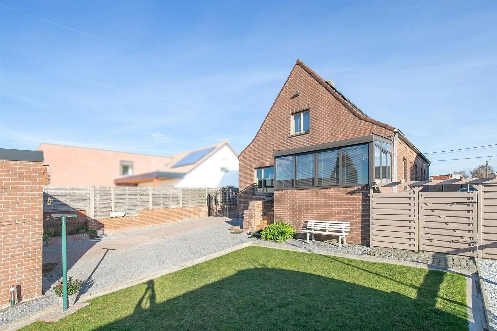 Instapklare open bebouwing met 3 slaapkamers, 2 garages en zicht op de velden! foto 15