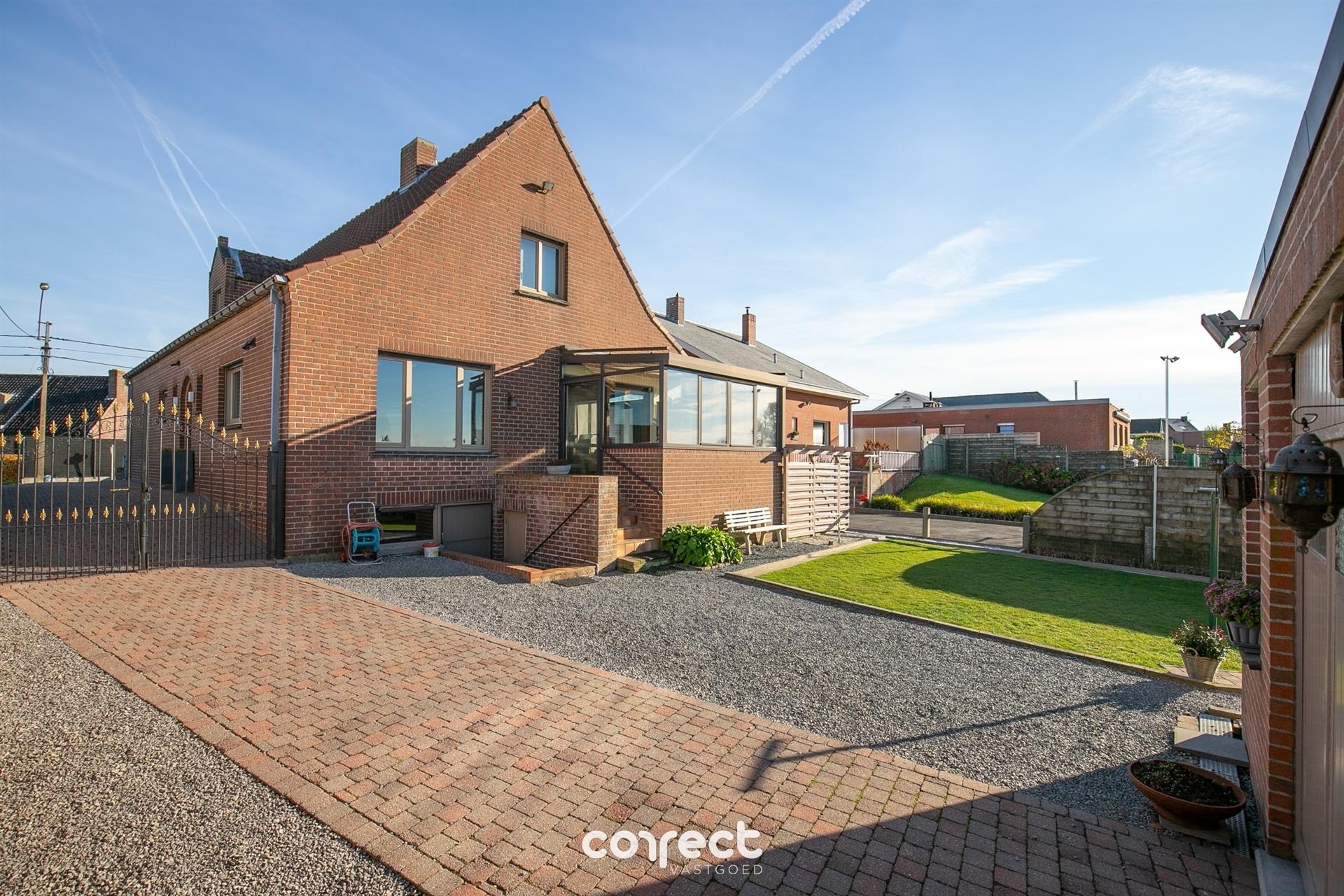 Instapklare open bebouwing met 3 slaapkamers, 2 garages en zicht op de velden! foto 15