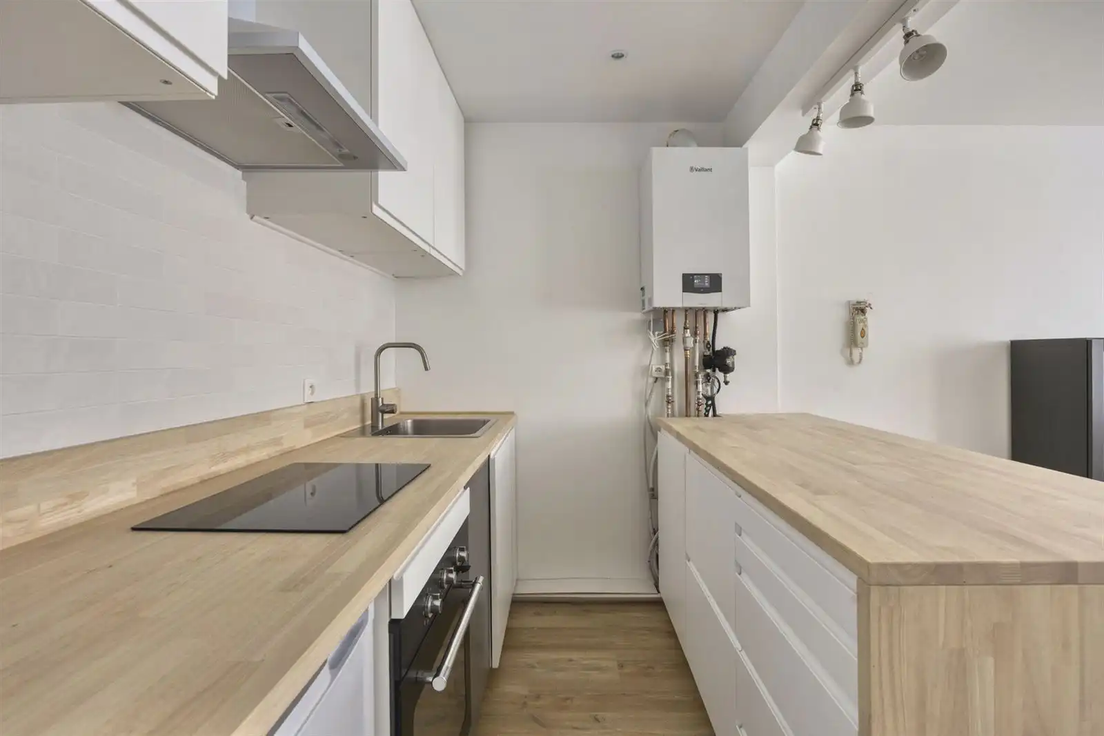 Instapklaar 1-kamer appartement met parking en tuin  foto 6