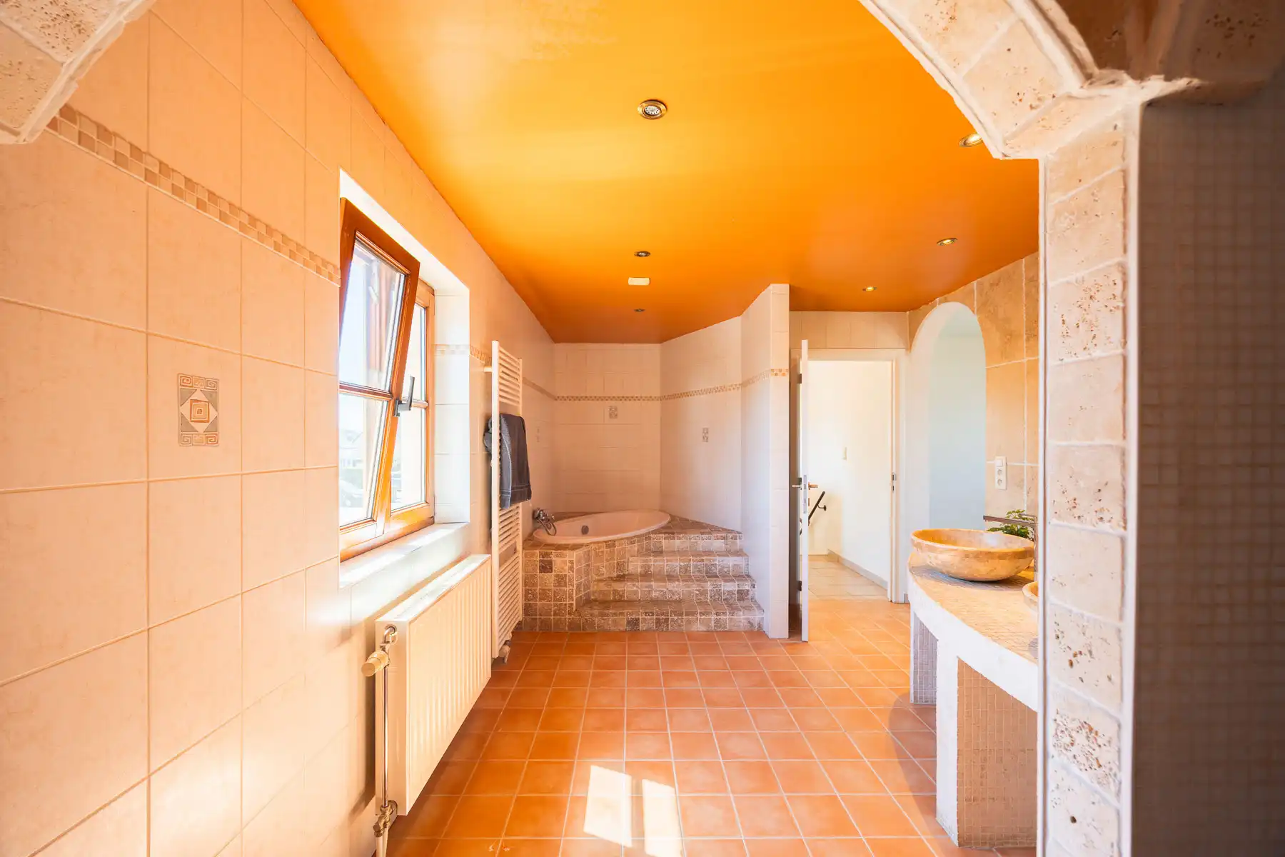 Rustig gelegen ruime villa in Spaanse stijl met grote tuin foto 18