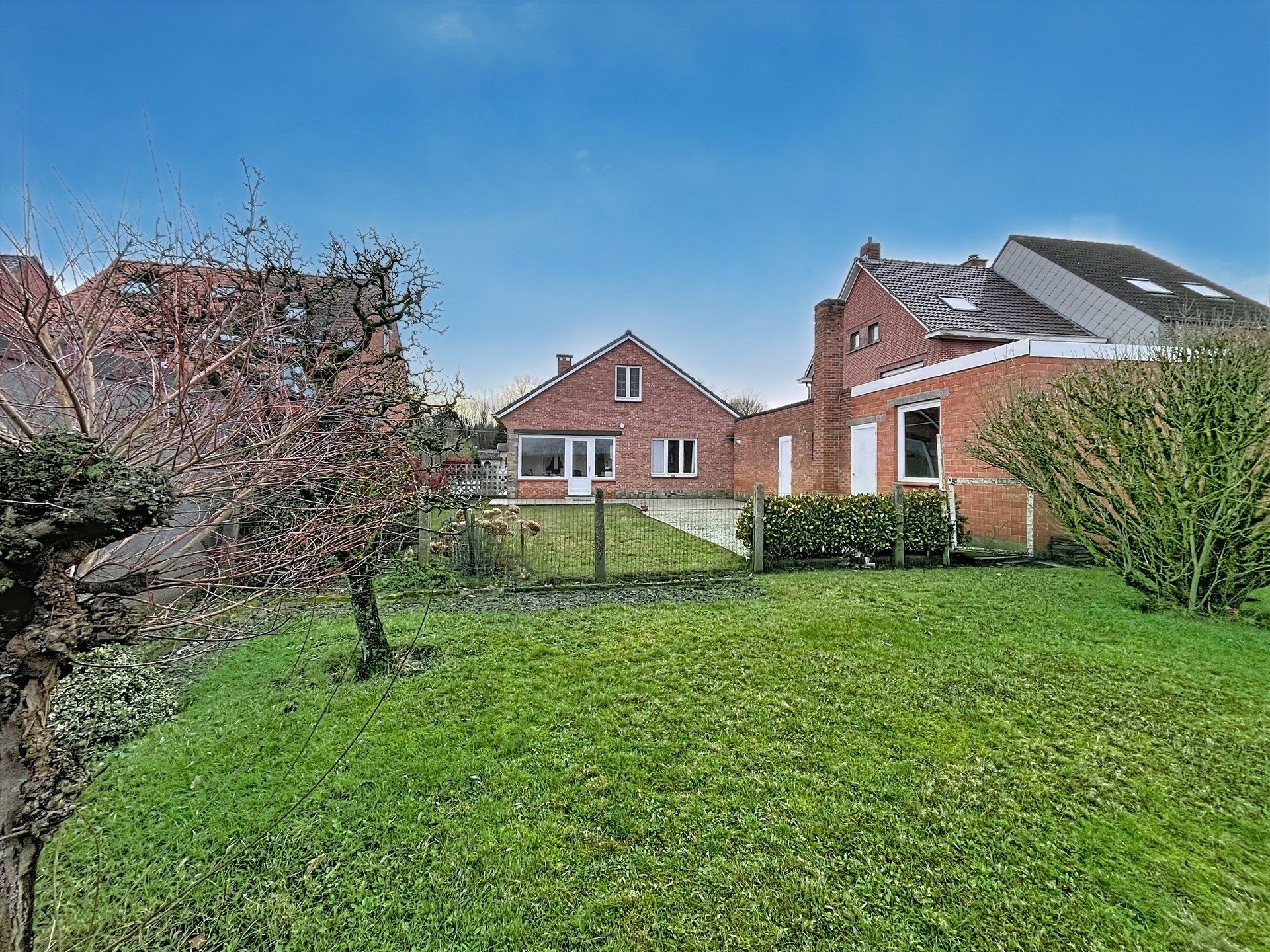 Hoofdfoto van de publicatie: Ruime woning met 3 slaapkamers en grote garage op perceel van 1148 m² met zicht op oneindig groen. 