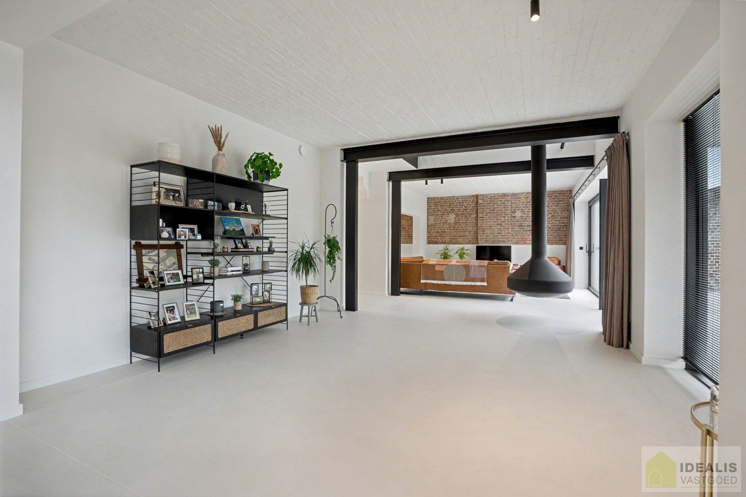 IDEALIS VASTGOED - EEN BIJZONDER HUIS, EEN BIJZONDERE LOCATIE, EEN UNIEKE KANS OM TE WONEN IN EEN AUTHENTIEK LANDHUIS MET EEN PRACHTIGE INRICHTING EN EEN HOOGWAARDDIGE AFWERKINGSGRAAD! foto 19