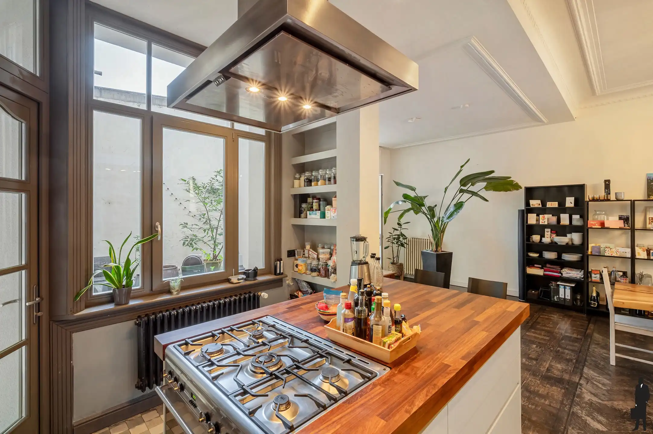 Authentiek appartement met hoge plafonds en terras foto 12