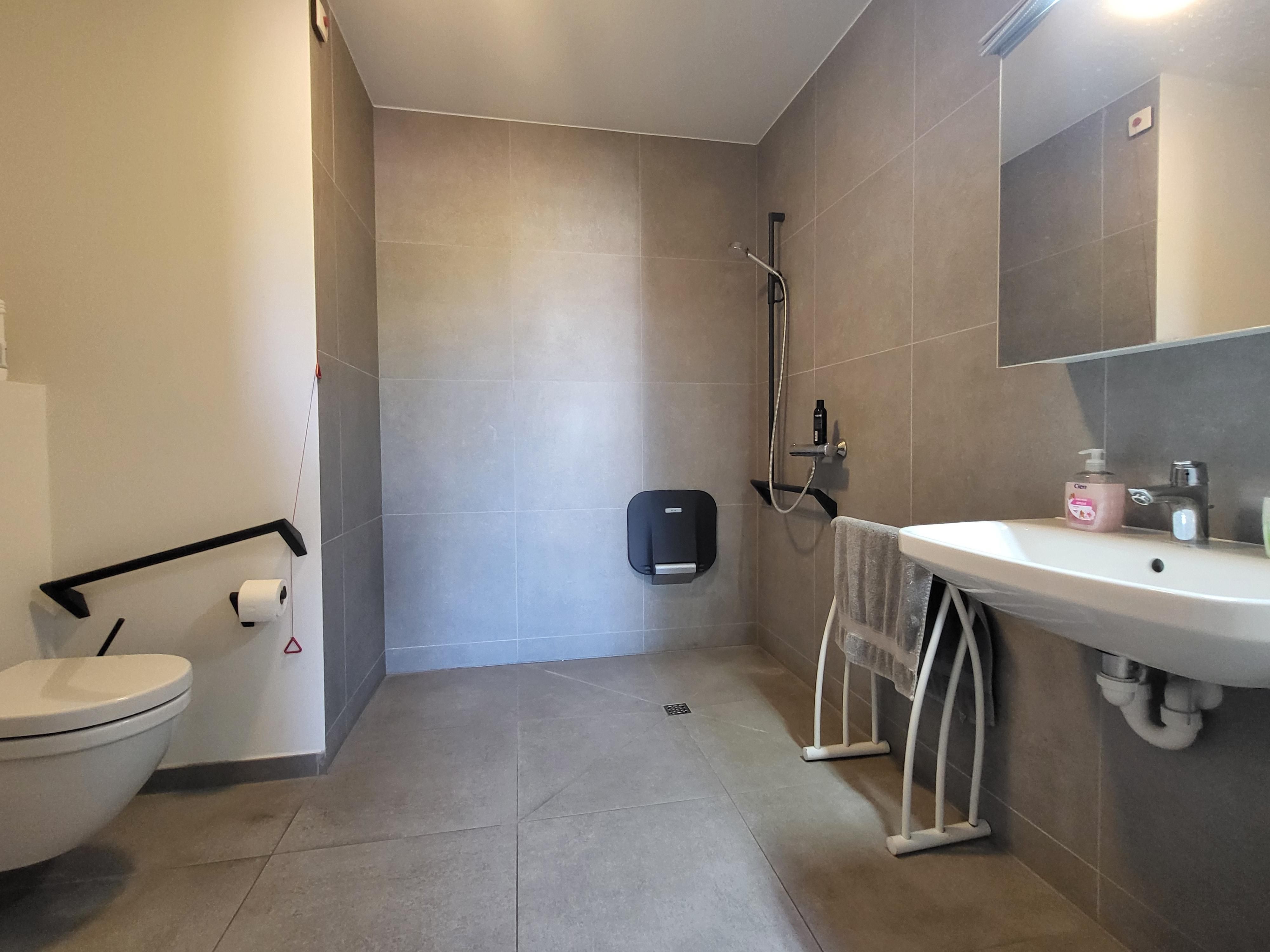 Prachtige assistentiewoning van 70m² met zonnig terras en gemeenschappelijke tuin, veel lichtinval! Ideale investering, verhuurd aan 24,99€/ dag.  foto 14