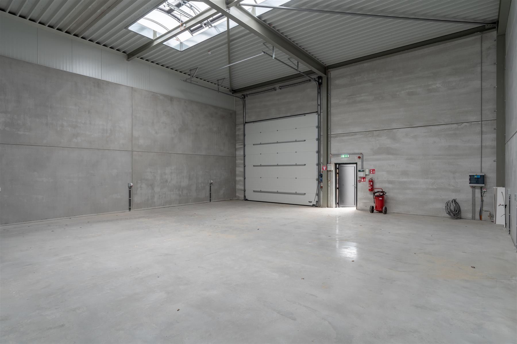 Instapklaar industrieel magazijn van 150 m² te huur in Weelde foto 7